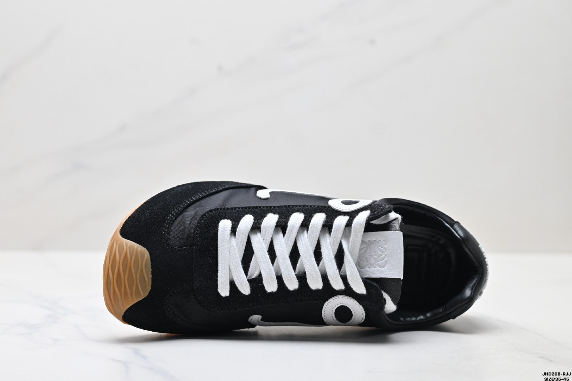 💰170
公司级✅Loewe Ballet Runner 2.0 罗意威 Sneakers系列阿甘复古风德训薄底百搭休闲运动鞋
广东纯原大厂出品 不对称鞋头设计 袜状内部结构 轻盈橡胶外底延伸至鞋头 后跟标签饰有注塑橡胶 LOEWE 标志
MAX推荐版本 升级原楦型开发纸版 全手工拉帮工艺成型 采用反绒牛皮革拼接头层皮饰片 鞋面材质 鞋身原装高密度防刮尼龙面料 极好柔软效果 双层乳胶缓震鞋垫 外部搭配轻量 EVA缓震组合橡胶防滑片装外底
尺码:35-45
ID:JHD268-RJJ