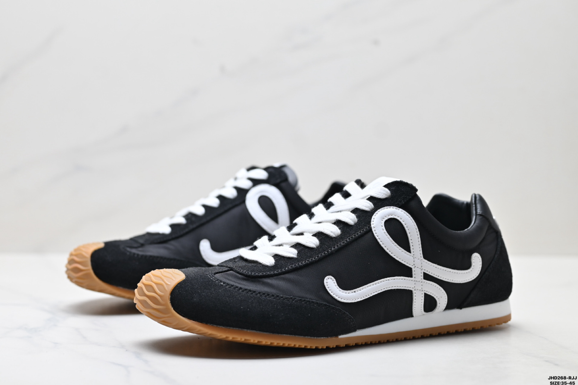 💰170
公司级✅Loewe Ballet Runner 2.0 罗意威 Sneakers系列阿甘复古风德训薄底百搭休闲运动鞋
广东纯原大厂出品 不对称鞋头设计 袜状内部结构 轻盈橡胶外底延伸至鞋头 后跟标签饰有注塑橡胶 LOEWE 标志
MAX推荐版本 升级原楦型开发纸版 全手工拉帮工艺成型 采用反绒牛皮革拼接头层皮饰片 鞋面材质 鞋身原装高密度防刮尼龙面料 极好柔软效果 双层乳胶缓震鞋垫 外部搭配轻量 EVA缓震组合橡胶防滑片装外底
尺码:35-45
ID:JHD268-RJJ