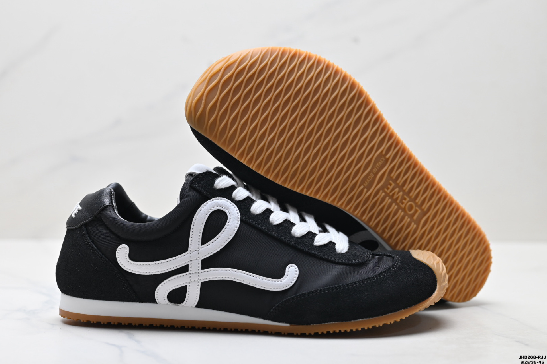 💰170
公司级✅Loewe Ballet Runner 2.0 罗意威 Sneakers系列阿甘复古风德训薄底百搭休闲运动鞋
广东纯原大厂出品 不对称鞋头设计 袜状内部结构 轻盈橡胶外底延伸至鞋头 后跟标签饰有注塑橡胶 LOEWE 标志
MAX推荐版本 升级原楦型开发纸版 全手工拉帮工艺成型 采用反绒牛皮革拼接头层皮饰片 鞋面材质 鞋身原装高密度防刮尼龙面料 极好柔软效果 双层乳胶缓震鞋垫 外部搭配轻量 EVA缓震组合橡胶防滑片装外底
尺码:35-45
ID:JHD268-RJJ