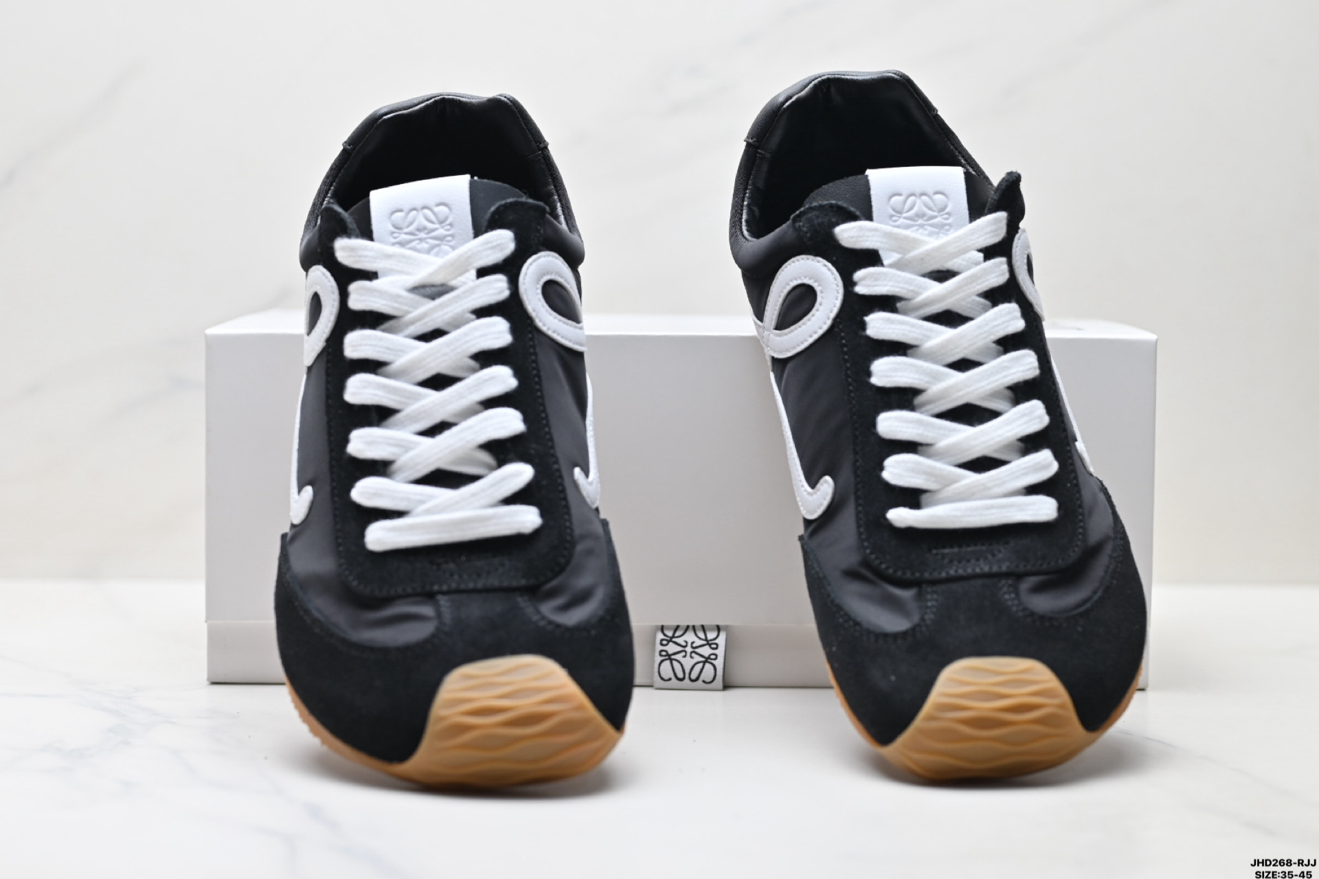 💰170
公司级✅Loewe Ballet Runner 2.0 罗意威 Sneakers系列阿甘复古风德训薄底百搭休闲运动鞋
广东纯原大厂出品 不对称鞋头设计 袜状内部结构 轻盈橡胶外底延伸至鞋头 后跟标签饰有注塑橡胶 LOEWE 标志
MAX推荐版本 升级原楦型开发纸版 全手工拉帮工艺成型 采用反绒牛皮革拼接头层皮饰片 鞋面材质 鞋身原装高密度防刮尼龙面料 极好柔软效果 双层乳胶缓震鞋垫 外部搭配轻量 EVA缓震组合橡胶防滑片装外底
尺码:35-45
ID:JHD268-RJJ