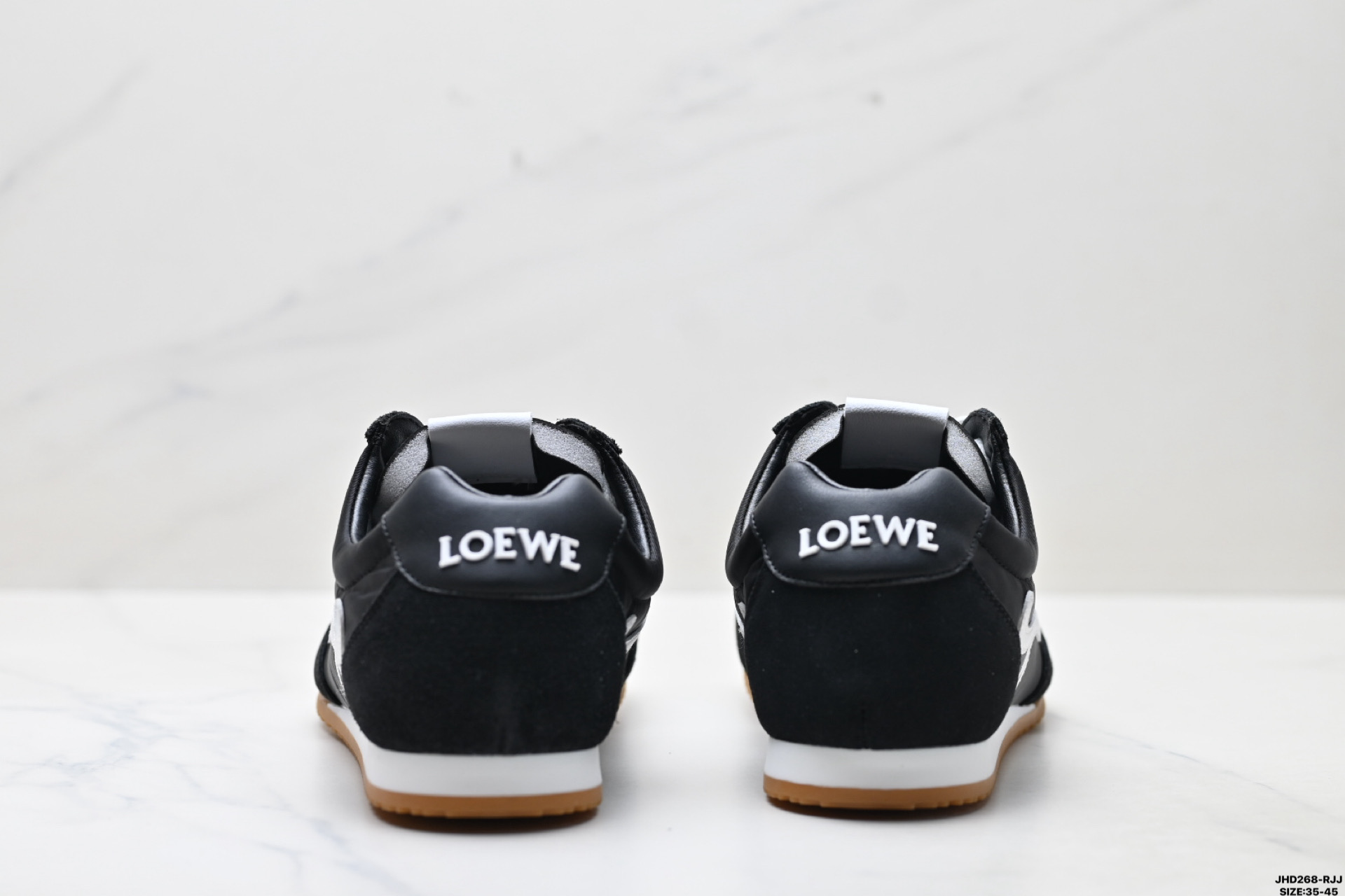 💰170
公司级✅Loewe Ballet Runner 2.0 罗意威 Sneakers系列阿甘复古风德训薄底百搭休闲运动鞋
广东纯原大厂出品 不对称鞋头设计 袜状内部结构 轻盈橡胶外底延伸至鞋头 后跟标签饰有注塑橡胶 LOEWE 标志
MAX推荐版本 升级原楦型开发纸版 全手工拉帮工艺成型 采用反绒牛皮革拼接头层皮饰片 鞋面材质 鞋身原装高密度防刮尼龙面料 极好柔软效果 双层乳胶缓震鞋垫 外部搭配轻量 EVA缓震组合橡胶防滑片装外底
尺码:35-45
ID:JHD268-RJJ