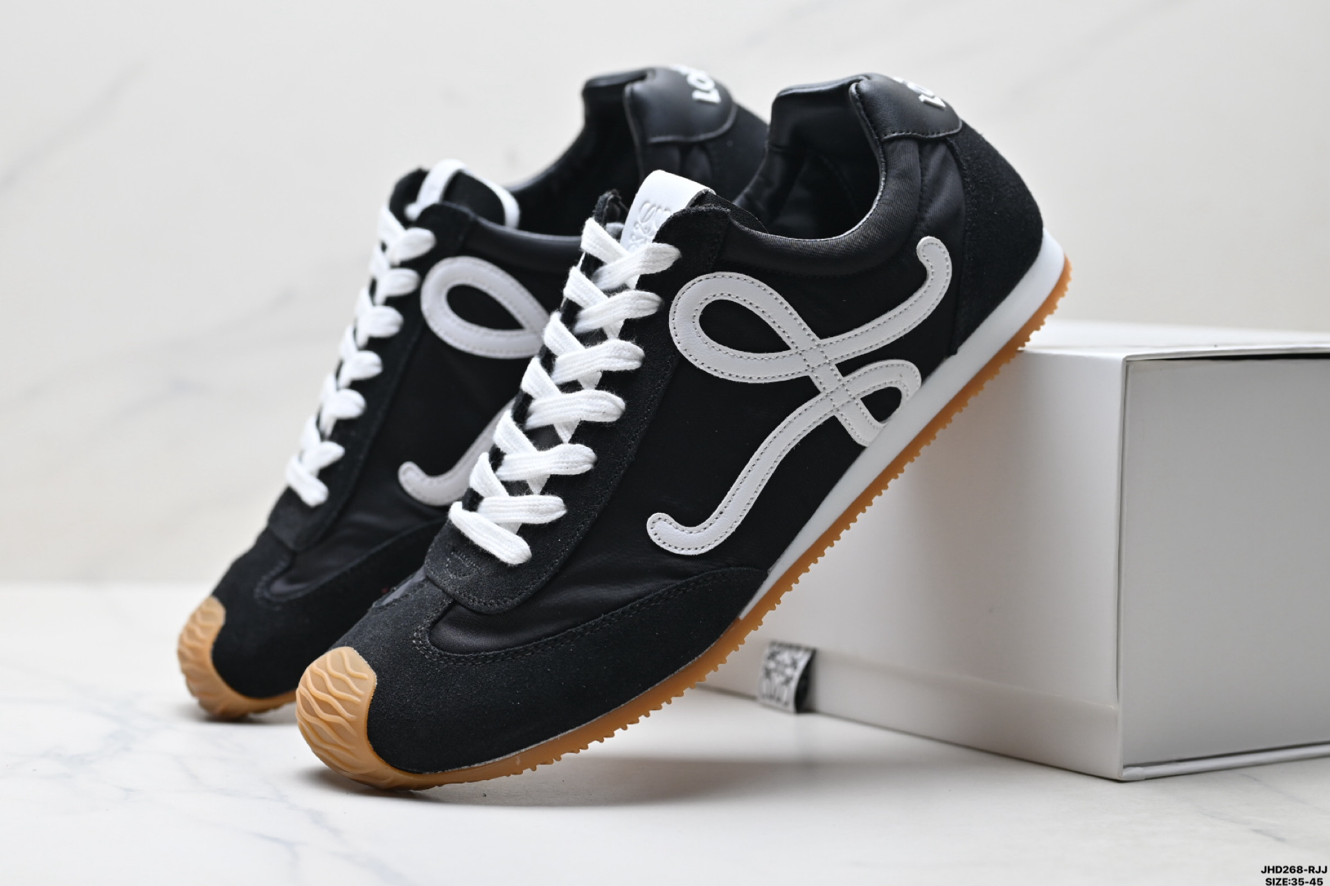 💰170
公司级✅Loewe Ballet Runner 2.0 罗意威 Sneakers系列阿甘复古风德训薄底百搭休闲运动鞋
广东纯原大厂出品 不对称鞋头设计 袜状内部结构 轻盈橡胶外底延伸至鞋头 后跟标签饰有注塑橡胶 LOEWE 标志
MAX推荐版本 升级原楦型开发纸版 全手工拉帮工艺成型 采用反绒牛皮革拼接头层皮饰片 鞋面材质 鞋身原装高密度防刮尼龙面料 极好柔软效果 双层乳胶缓震鞋垫 外部搭配轻量 EVA缓震组合橡胶防滑片装外底
尺码:35-45
ID:JHD268-RJJ