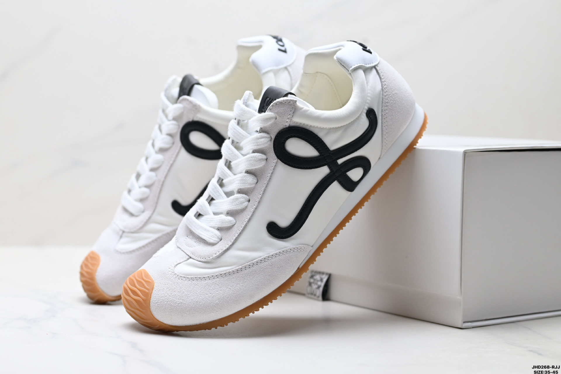 🈴💰170
公司级✅Loewe Ballet Runner 2.0 罗意威 Sneakers系列阿甘复古风德训薄底百搭休闲运动鞋
广东纯原大厂出品 不对称鞋头设计 袜状内部结构 轻盈橡胶外底延伸至鞋头 后跟标签饰有注塑橡胶 LOEWE 标志
MAX推荐版本 升级原楦型开发纸版 全手工拉帮工艺成型 采用反绒牛皮革拼接头层皮饰片 鞋面材质 鞋身原装高密度防刮尼龙面料 极好柔软效果 双层乳胶缓震鞋垫 外部搭配轻量 EVA缓震组合橡胶防滑片装外底
尺码:35-45
ID:JHD268-RJJ