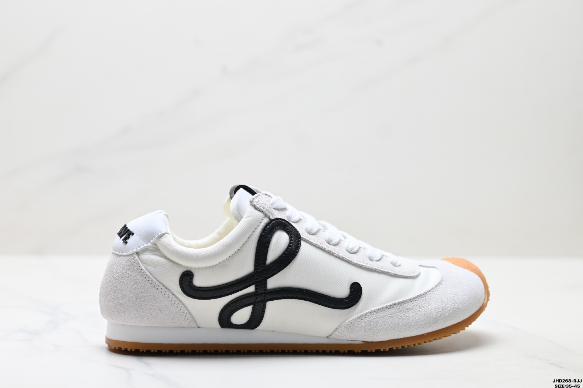 💰170
公司级✅Loewe Ballet Runner 2.0 罗意威  Sneakers系列阿甘复古风德训薄底百搭休闲运动鞋
广东纯原大厂出品 不对称鞋头设计 袜状内部结构 轻盈橡胶外底延伸至鞋头 后跟标签饰有注塑橡胶 LOEWE 标志
MAX推荐版本 升级原楦型开发纸版 全手工拉帮工艺成型 采用反绒牛皮革拼接头层皮饰片 鞋面材质 鞋身原装高密度防刮尼龙面料 极好柔软效果 双层乳胶缓震鞋垫 外部搭配轻量 EVA缓震组合橡胶防滑片装外底 
尺码:35-45
ID:JHD268-RJJ