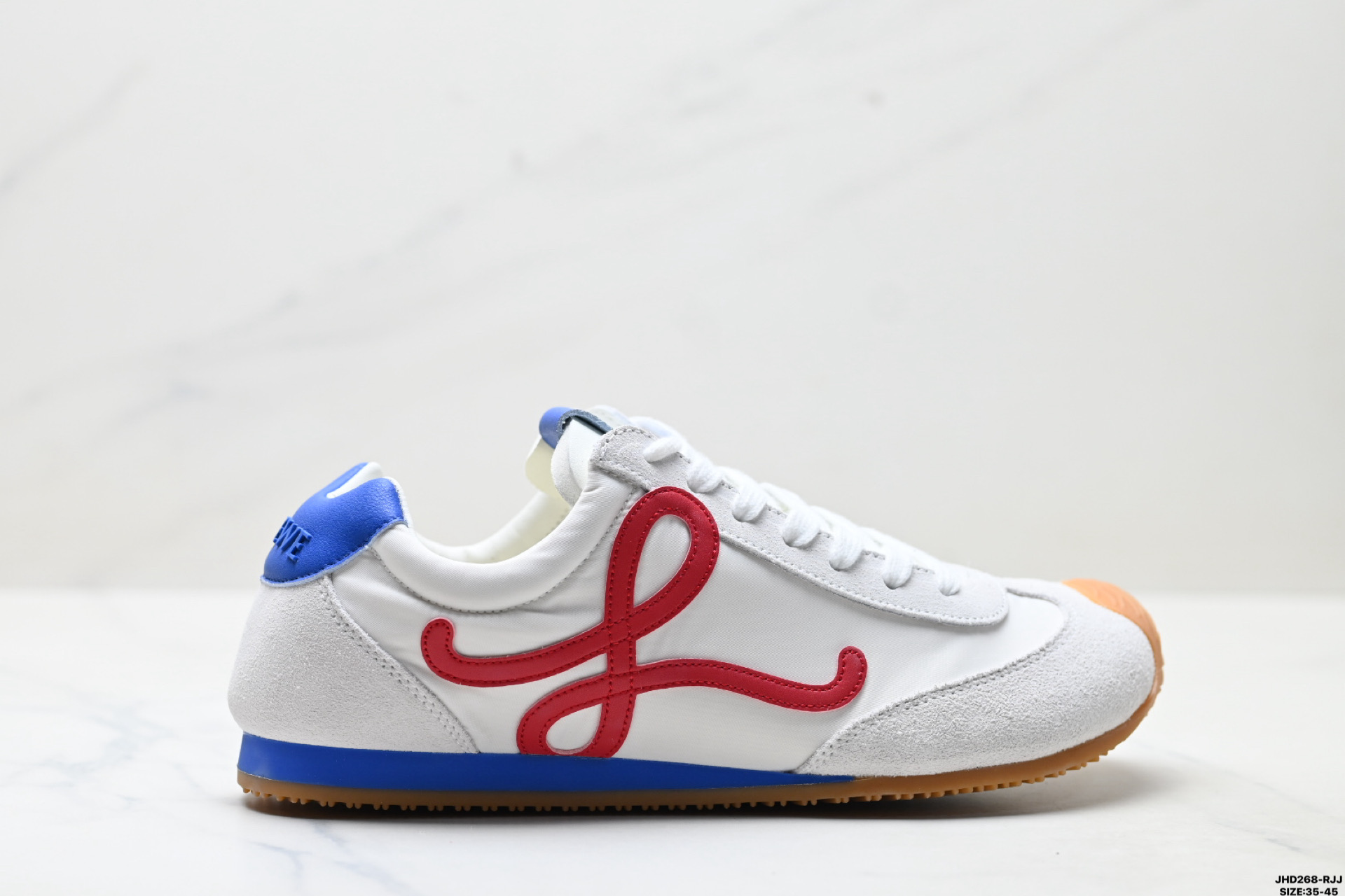 💰170
公司级✅Loewe Ballet Runner 2.0 罗意威  Sneakers系列阿甘复古风德训薄底百搭休闲运动鞋
广东纯原大厂出品 不对称鞋头设计 袜状内部结构 轻盈橡胶外底延伸至鞋头 后跟标签饰有注塑橡胶 LOEWE 标志
MAX推荐版本 升级原楦型开发纸版 全手工拉帮工艺成型 采用反绒牛皮革拼接头层皮饰片 鞋面材质 鞋身原装高密度防刮尼龙面料 极好柔软效果 双层乳胶缓震鞋垫 外部搭配轻量 EVA缓震组合橡胶防滑片装外底 
尺码:35-45
ID:JHD268-RJJ