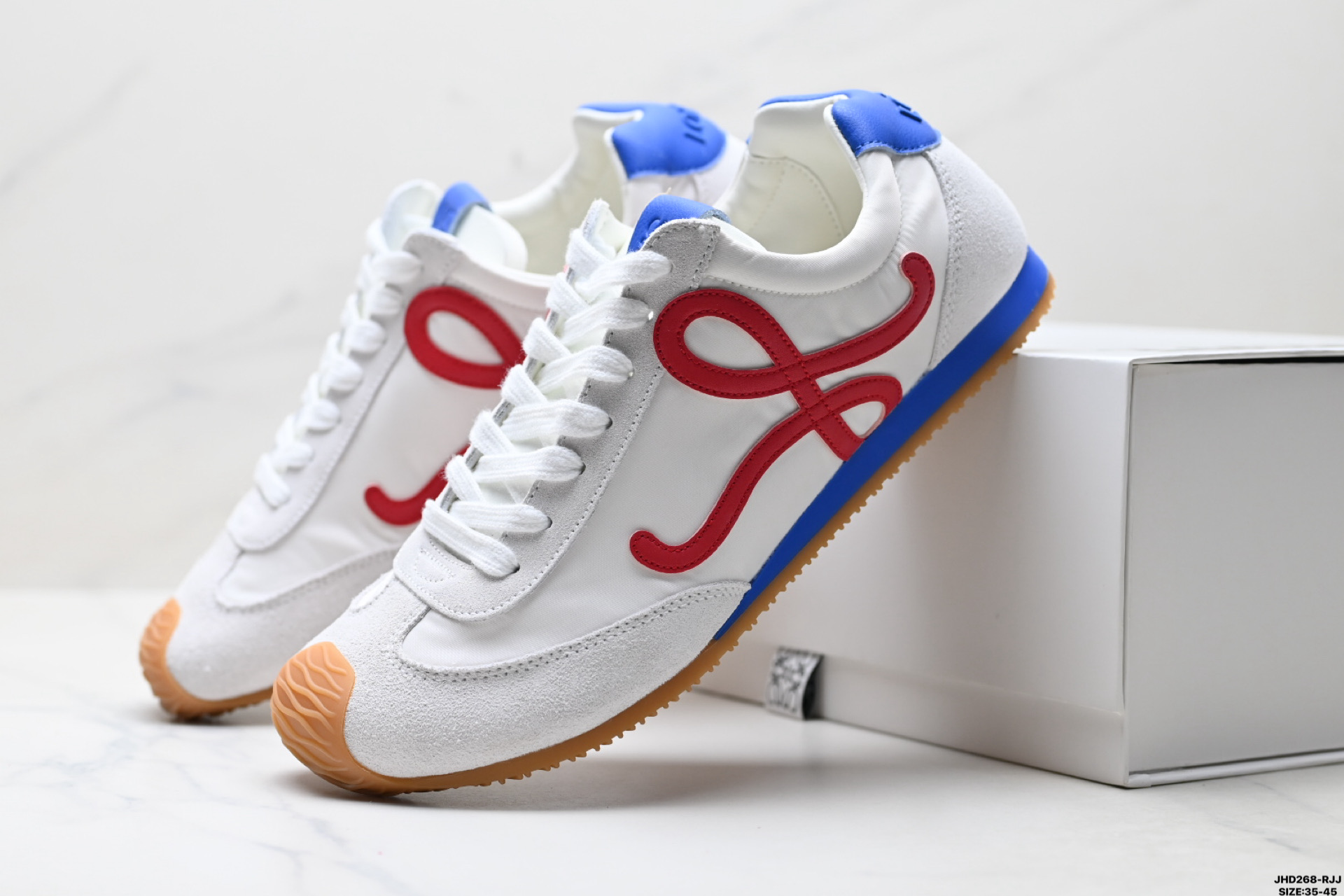 💰170
公司级✅Loewe Ballet Runner 2.0 罗意威 Sneakers系列阿甘复古风德训薄底百搭休闲运动鞋
广东纯原大厂出品 不对称鞋头设计 袜状内部结构 轻盈橡胶外底延伸至鞋头 后跟标签饰有注塑橡胶 LOEWE 标志
MAX推荐版本 升级原楦型开发纸版 全手工拉帮工艺成型 采用反绒牛皮革拼接头层皮饰片 鞋面材质 鞋身原装高密度防刮尼龙面料 极好柔软效果 双层乳胶缓震鞋垫 外部搭配轻量 EVA缓震组合橡胶防滑片装外底
尺码:35-45
ID:JHD268-RJJ