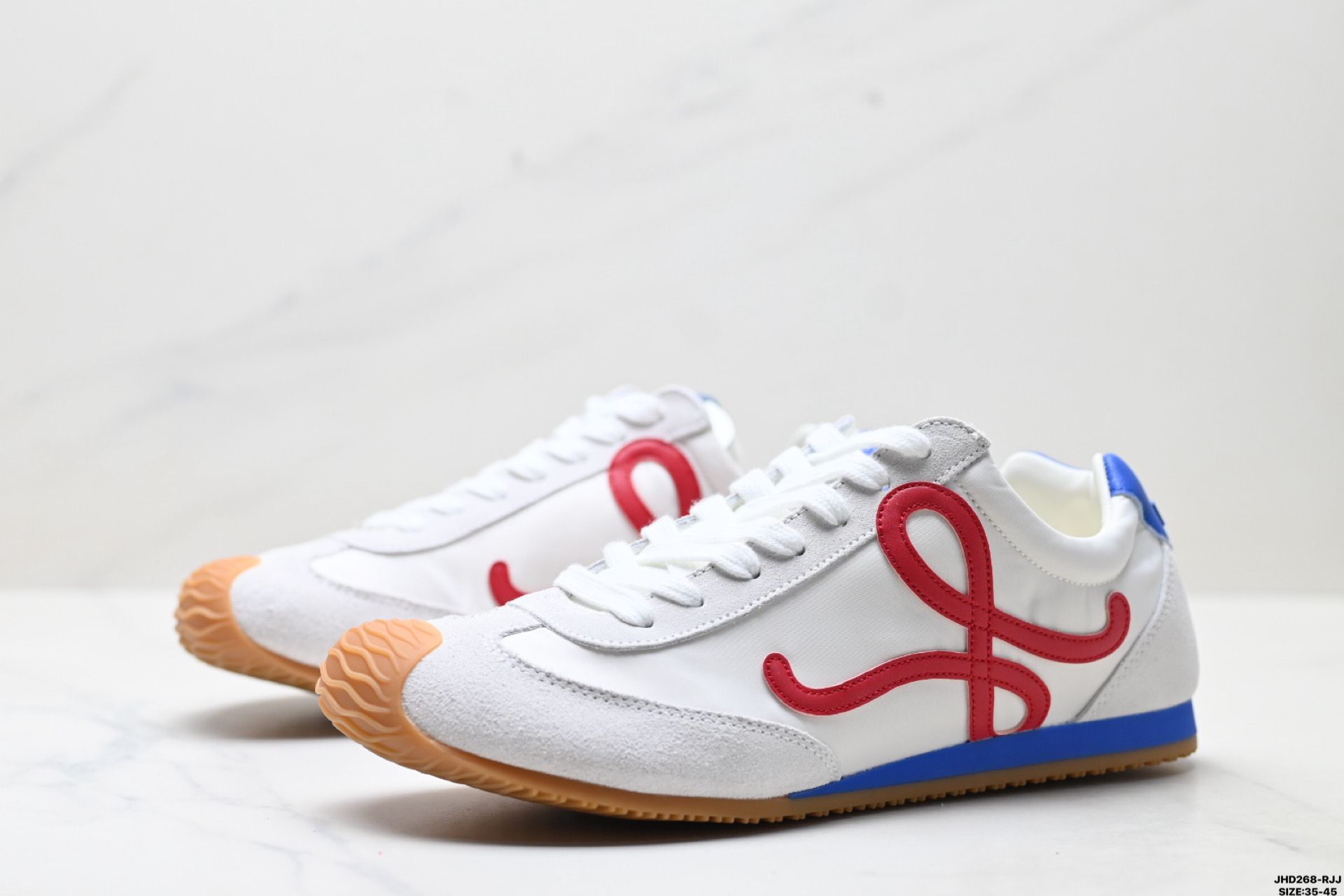 💰170
公司级✅Loewe Ballet Runner 2.0 罗意威 Sneakers系列阿甘复古风德训薄底百搭休闲运动鞋
广东纯原大厂出品 不对称鞋头设计 袜状内部结构 轻盈橡胶外底延伸至鞋头 后跟标签饰有注塑橡胶 LOEWE 标志
MAX推荐版本 升级原楦型开发纸版 全手工拉帮工艺成型 采用反绒牛皮革拼接头层皮饰片 鞋面材质 鞋身原装高密度防刮尼龙面料 极好柔软效果 双层乳胶缓震鞋垫 外部搭配轻量 EVA缓震组合橡胶防滑片装外底
尺码:35-45
ID:JHD268-RJJ