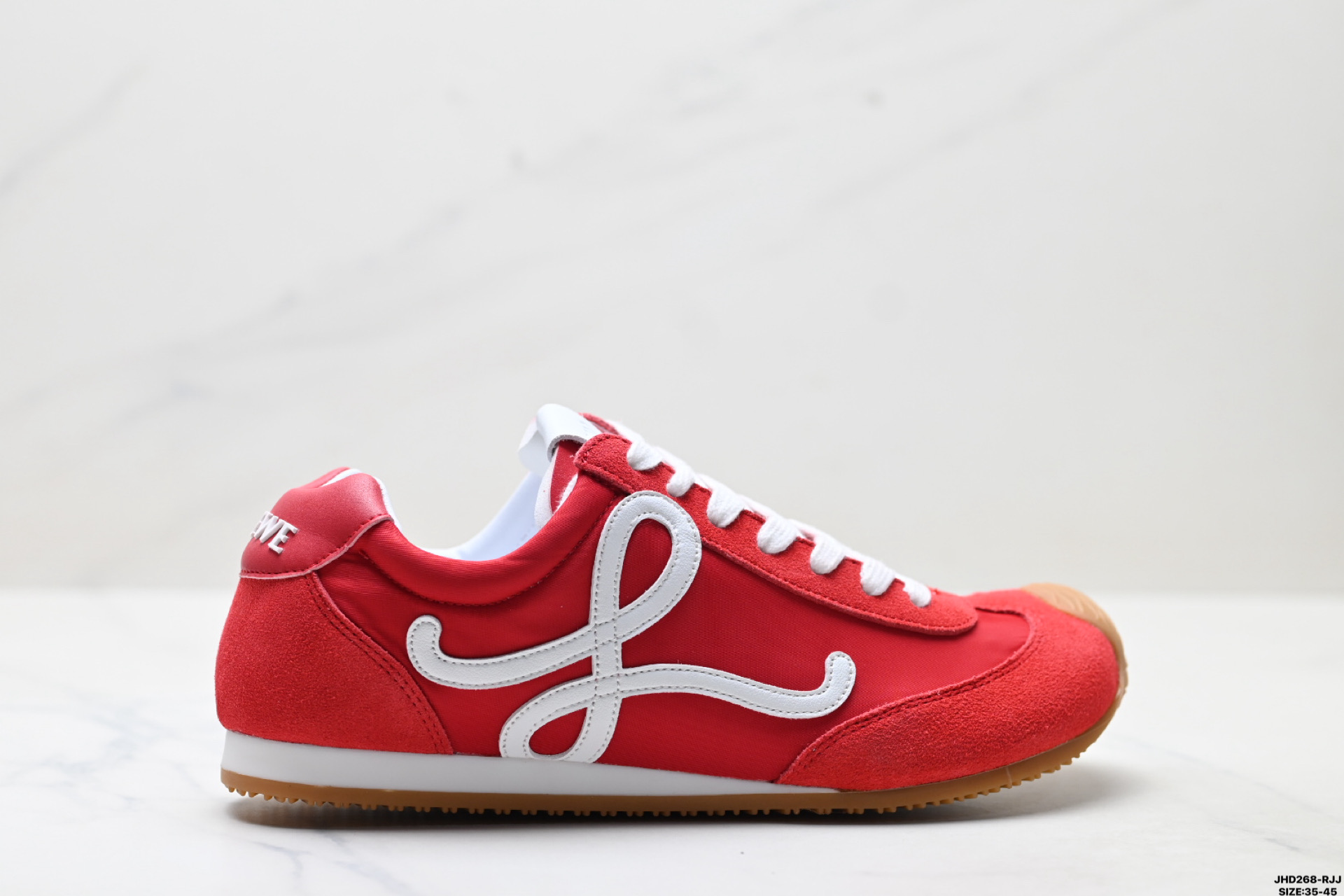 💰170
公司级✅Loewe Ballet Runner 2.0 罗意威  Sneakers系列阿甘复古风德训薄底百搭休闲运动鞋
广东纯原大厂出品 不对称鞋头设计 袜状内部结构 轻盈橡胶外底延伸至鞋头 后跟标签饰有注塑橡胶 LOEWE 标志
MAX推荐版本 升级原楦型开发纸版 全手工拉帮工艺成型 采用反绒牛皮革拼接头层皮饰片 鞋面材质 鞋身原装高密度防刮尼龙面料 极好柔软效果 双层乳胶缓震鞋垫 外部搭配轻量 EVA缓震组合橡胶防滑片装外底 
尺码:35-45
ID:JHD268-RJJ