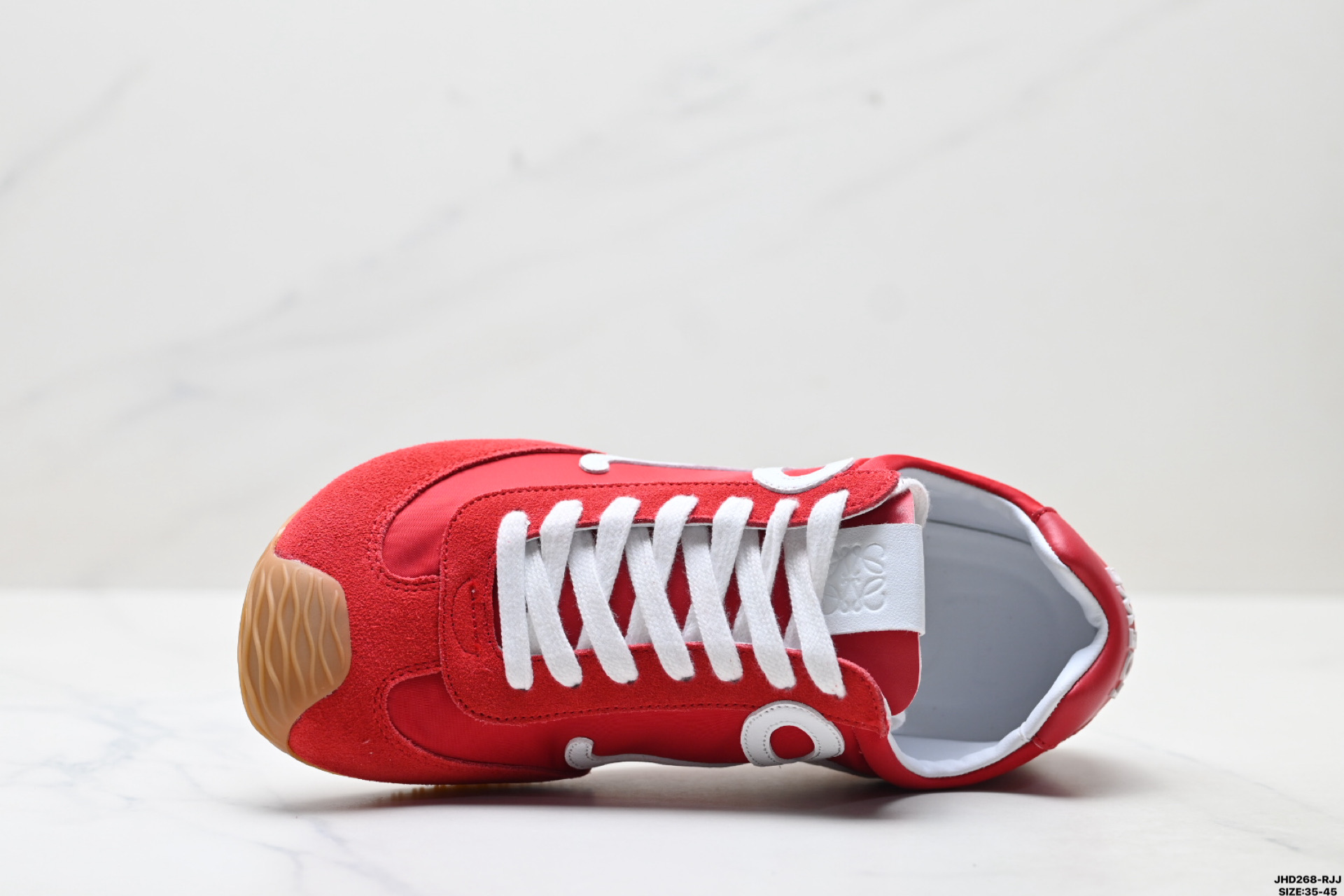 💰170
公司级✅Loewe Ballet Runner 2.0 罗意威 Sneakers系列阿甘复古风德训薄底百搭休闲运动鞋
广东纯原大厂出品 不对称鞋头设计 袜状内部结构 轻盈橡胶外底延伸至鞋头 后跟标签饰有注塑橡胶 LOEWE 标志
MAX推荐版本 升级原楦型开发纸版 全手工拉帮工艺成型 采用反绒牛皮革拼接头层皮饰片 鞋面材质 鞋身原装高密度防刮尼龙面料 极好柔软效果 双层乳胶缓震鞋垫 外部搭配轻量 EVA缓震组合橡胶防滑片装外底
尺码:35-45
ID:JHD268-RJJ