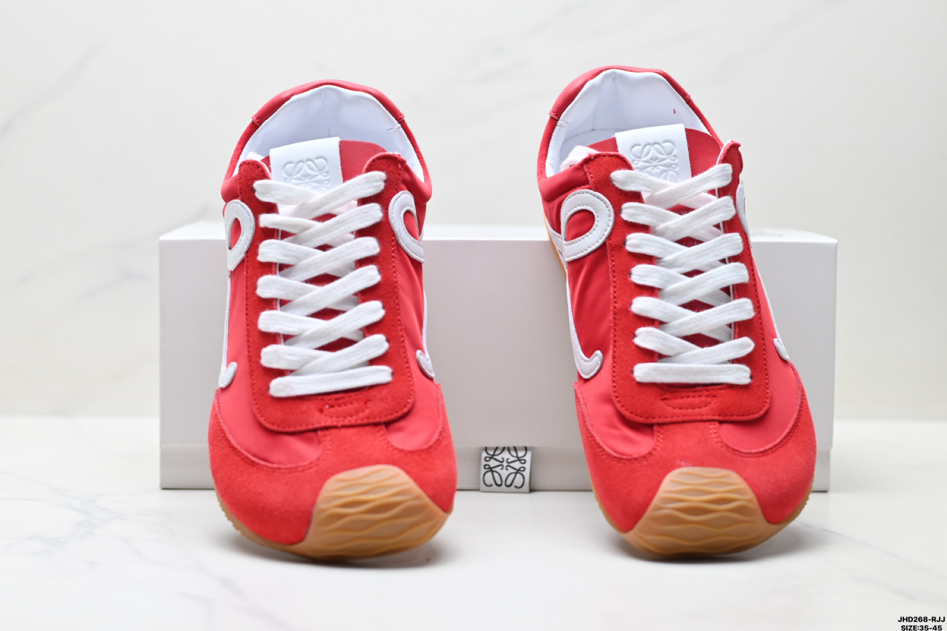 💰170
公司级✅Loewe Ballet Runner 2.0 罗意威 Sneakers系列阿甘复古风德训薄底百搭休闲运动鞋
广东纯原大厂出品 不对称鞋头设计 袜状内部结构 轻盈橡胶外底延伸至鞋头 后跟标签饰有注塑橡胶 LOEWE 标志
MAX推荐版本 升级原楦型开发纸版 全手工拉帮工艺成型 采用反绒牛皮革拼接头层皮饰片 鞋面材质 鞋身原装高密度防刮尼龙面料 极好柔软效果 双层乳胶缓震鞋垫 外部搭配轻量 EVA缓震组合橡胶防滑片装外底
尺码:35-45
ID:JHD268-RJJ