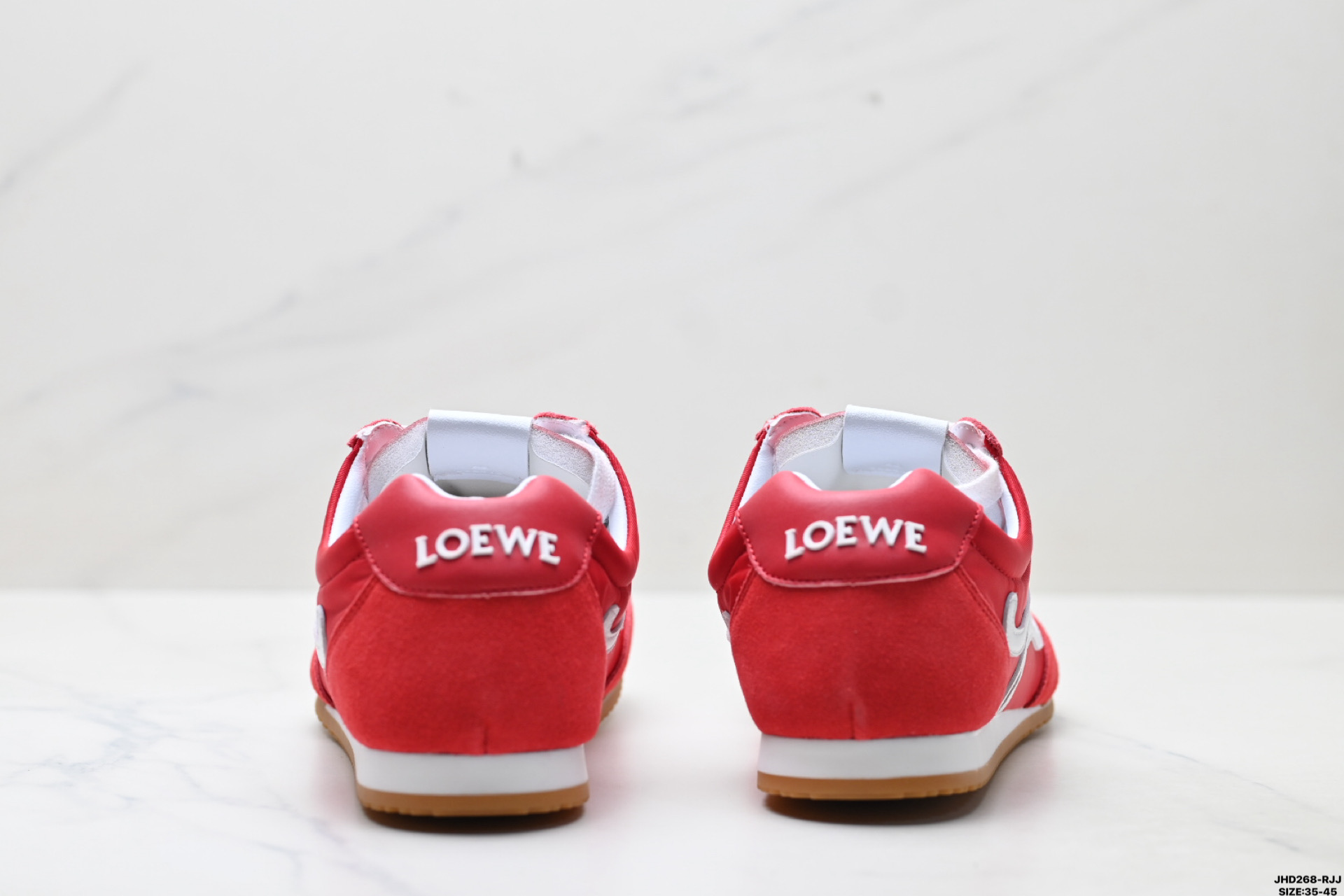 💰170
公司级✅Loewe Ballet Runner 2.0 罗意威 Sneakers系列阿甘复古风德训薄底百搭休闲运动鞋
广东纯原大厂出品 不对称鞋头设计 袜状内部结构 轻盈橡胶外底延伸至鞋头 后跟标签饰有注塑橡胶 LOEWE 标志
MAX推荐版本 升级原楦型开发纸版 全手工拉帮工艺成型 采用反绒牛皮革拼接头层皮饰片 鞋面材质 鞋身原装高密度防刮尼龙面料 极好柔软效果 双层乳胶缓震鞋垫 外部搭配轻量 EVA缓震组合橡胶防滑片装外底
尺码:35-45
ID:JHD268-RJJ
