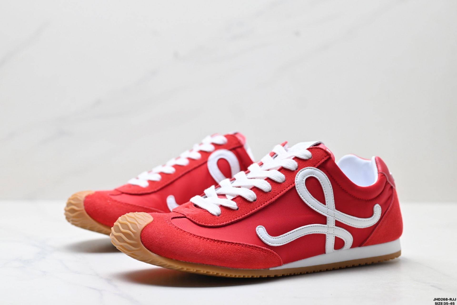 💰170
公司级✅Loewe Ballet Runner 2.0 罗意威 Sneakers系列阿甘复古风德训薄底百搭休闲运动鞋
广东纯原大厂出品 不对称鞋头设计 袜状内部结构 轻盈橡胶外底延伸至鞋头 后跟标签饰有注塑橡胶 LOEWE 标志
MAX推荐版本 升级原楦型开发纸版 全手工拉帮工艺成型 采用反绒牛皮革拼接头层皮饰片 鞋面材质 鞋身原装高密度防刮尼龙面料 极好柔软效果 双层乳胶缓震鞋垫 外部搭配轻量 EVA缓震组合橡胶防滑片装外底
尺码:35-45
ID:JHD268-RJJ