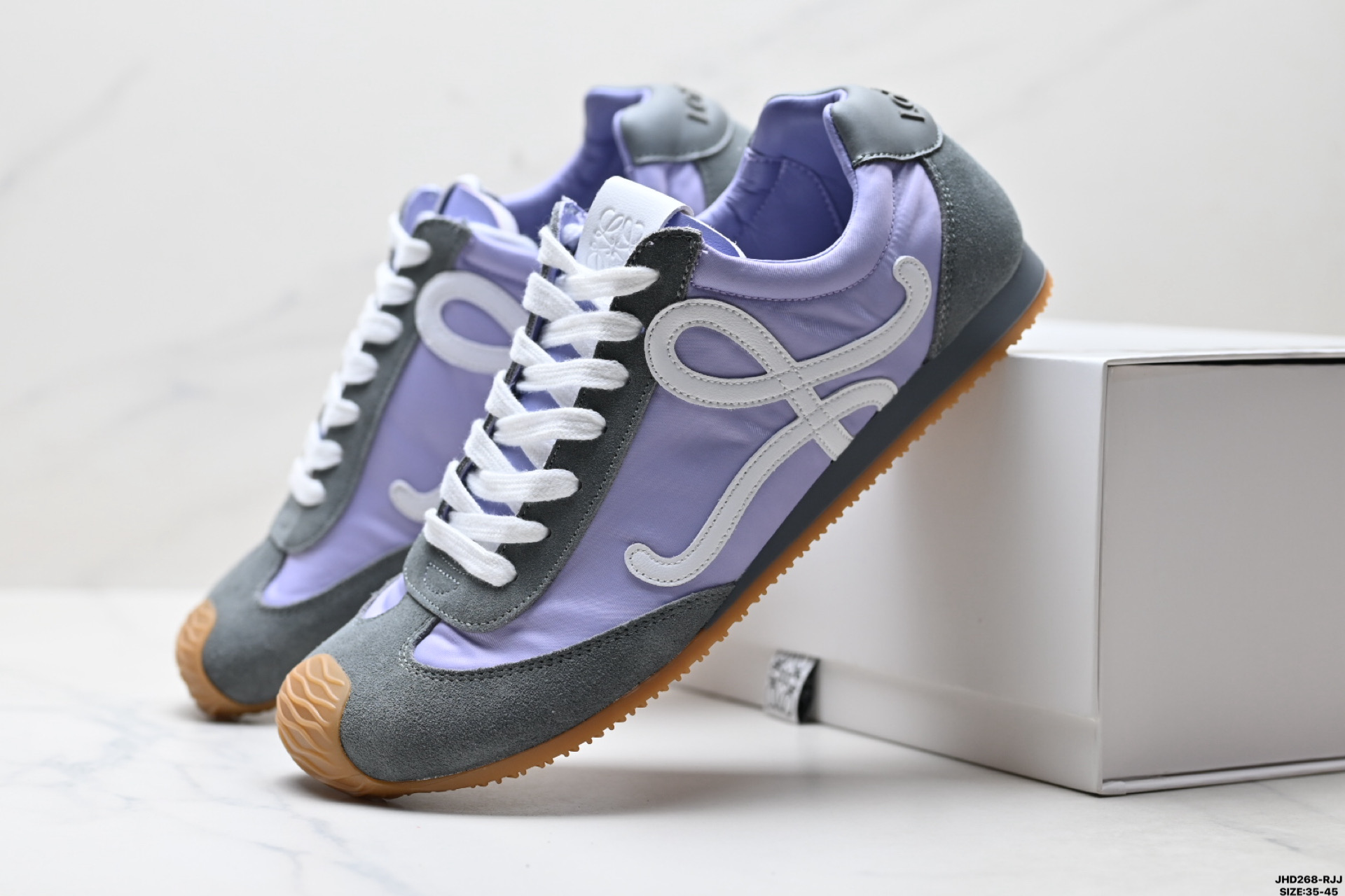 🈴💰170
公司级✅Loewe Ballet Runner 2.0 罗意威 Sneakers系列阿甘复古风德训薄底百搭休闲运动鞋
广东纯原大厂出品 不对称鞋头设计 袜状内部结构 轻盈橡胶外底延伸至鞋头 后跟标签饰有注塑橡胶 LOEWE 标志
MAX推荐版本 升级原楦型开发纸版 全手工拉帮工艺成型 采用反绒牛皮革拼接头层皮饰片 鞋面材质 鞋身原装高密度防刮尼龙面料 极好柔软效果 双层乳胶缓震鞋垫 外部搭配轻量 EVA缓震组合橡胶防滑片装外底
尺码:35-45
ID:JHD268-RJJ