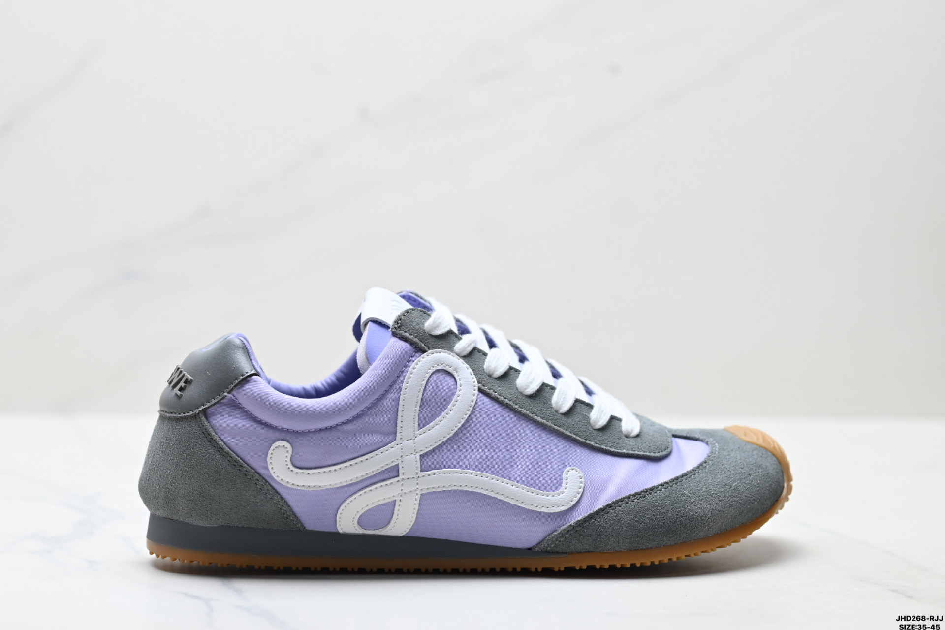 💰170
公司级✅Loewe Ballet Runner 2.0 罗意威  Sneakers系列阿甘复古风德训薄底百搭休闲运动鞋
广东纯原大厂出品 不对称鞋头设计 袜状内部结构 轻盈橡胶外底延伸至鞋头 后跟标签饰有注塑橡胶 LOEWE 标志
MAX推荐版本 升级原楦型开发纸版 全手工拉帮工艺成型 采用反绒牛皮革拼接头层皮饰片 鞋面材质 鞋身原装高密度防刮尼龙面料 极好柔软效果 双层乳胶缓震鞋垫 外部搭配轻量 EVA缓震组合橡胶防滑片装外底 
尺码:35-45
ID:JHD268-RJJ