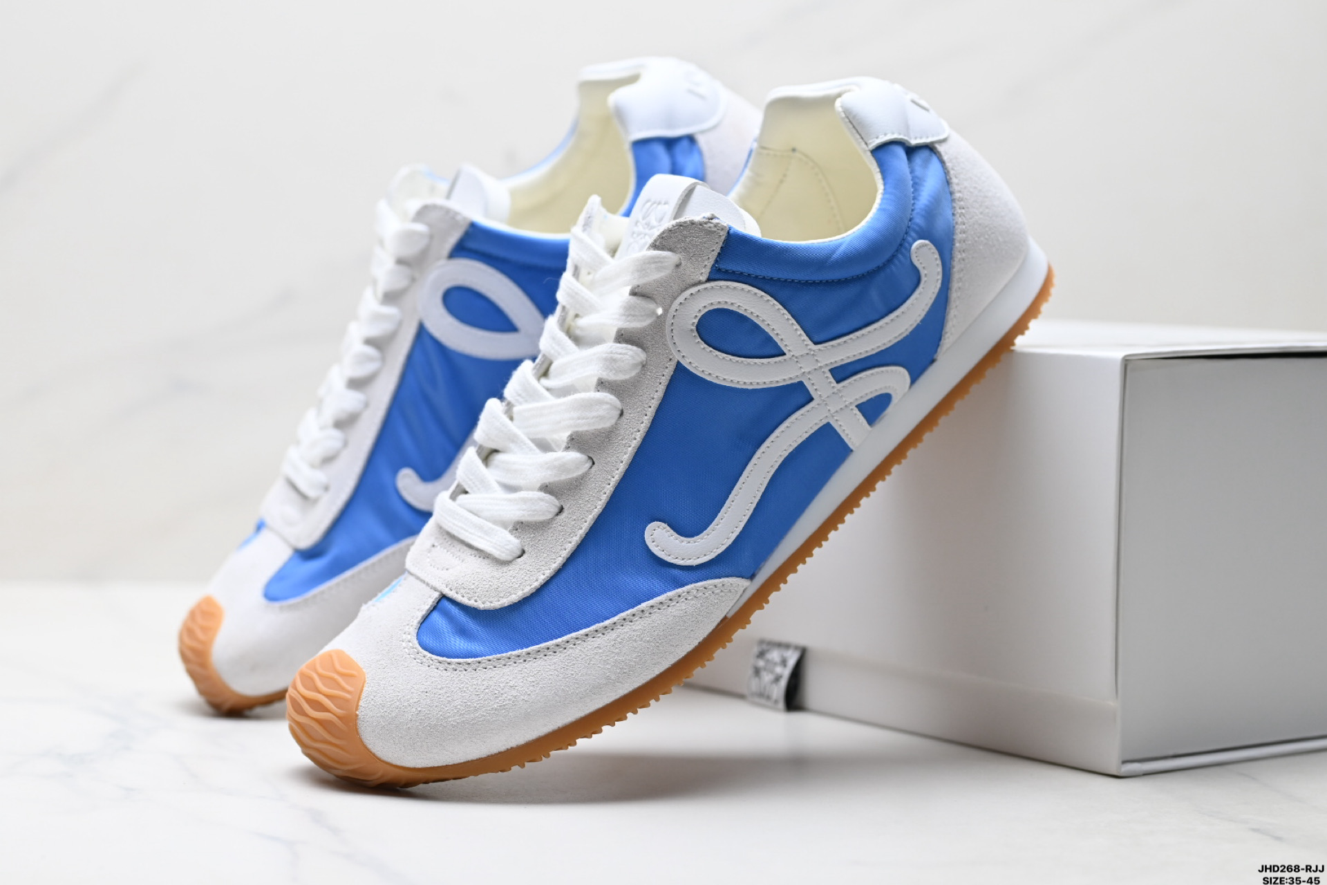 🈴💰170
公司级✅Loewe Ballet Runner 2.0 罗意威 Sneakers系列阿甘复古风德训薄底百搭休闲运动鞋
广东纯原大厂出品 不对称鞋头设计 袜状内部结构 轻盈橡胶外底延伸至鞋头 后跟标签饰有注塑橡胶 LOEWE 标志
MAX推荐版本 升级原楦型开发纸版 全手工拉帮工艺成型 采用反绒牛皮革拼接头层皮饰片 鞋面材质 鞋身原装高密度防刮尼龙面料 极好柔软效果 双层乳胶缓震鞋垫 外部搭配轻量 EVA缓震组合橡胶防滑片装外底
尺码:35-45
ID:JHD268-RJJ