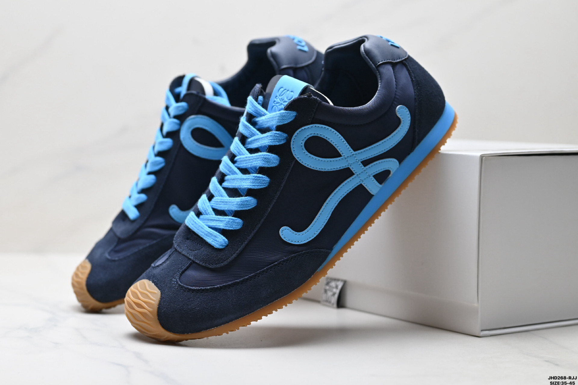 🈴💰170
公司级✅Loewe Ballet Runner 2.0 罗意威  Sneakers系列阿甘复古风德训薄底百搭休闲运动鞋
广东纯原大厂出品 不对称鞋头设计 袜状内部结构 轻盈橡胶外底延伸至鞋头 后跟标签饰有注塑橡胶 LOEWE 标志
MAX推荐版本 升级原楦型开发纸版 全手工拉帮工艺成型 采用反绒牛皮革拼接头层皮饰片 鞋面材质 鞋身原装高密度防刮尼龙面料 极好柔软效果 双层乳胶缓震鞋垫 外部搭配轻量 EVA缓震组合橡胶防滑片装外底 
尺码:35-45
ID:JHD268-RJJ