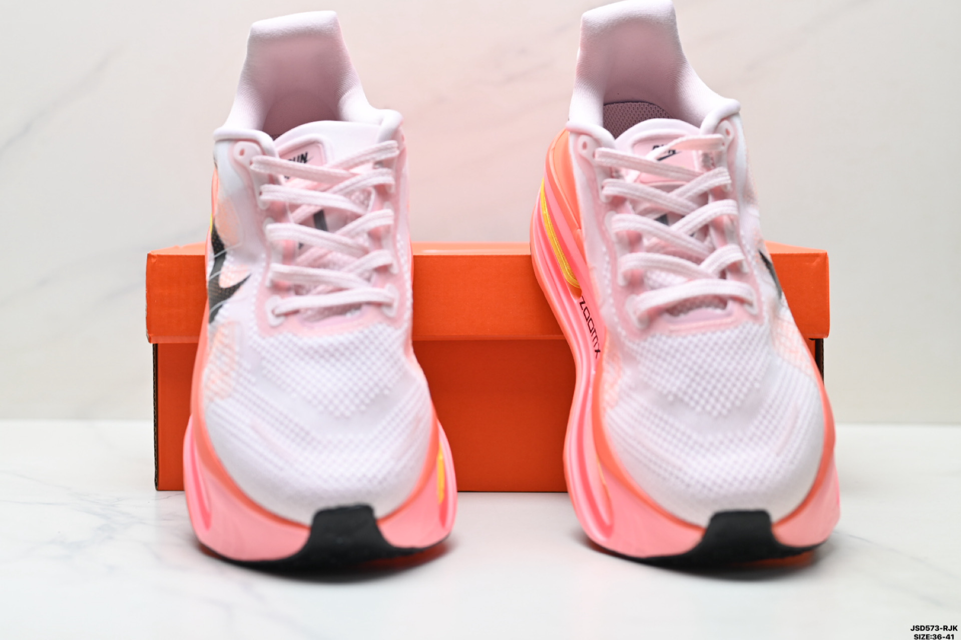 Nike VOMERO PREMIUM 耐克 舒适减震防滑 低帮跑步鞋 FN8453-036