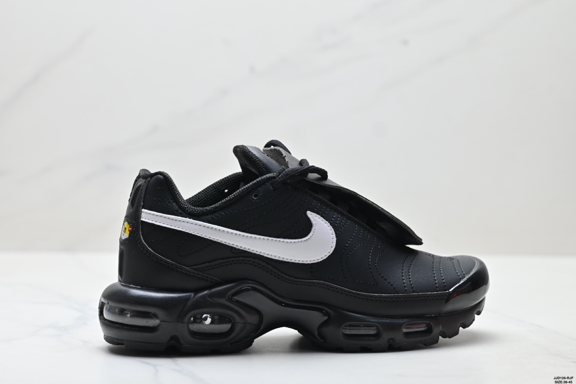 Nike Air Max Plus TN: Comodidad y Estilo en Cada Paso, Negro/Blanco