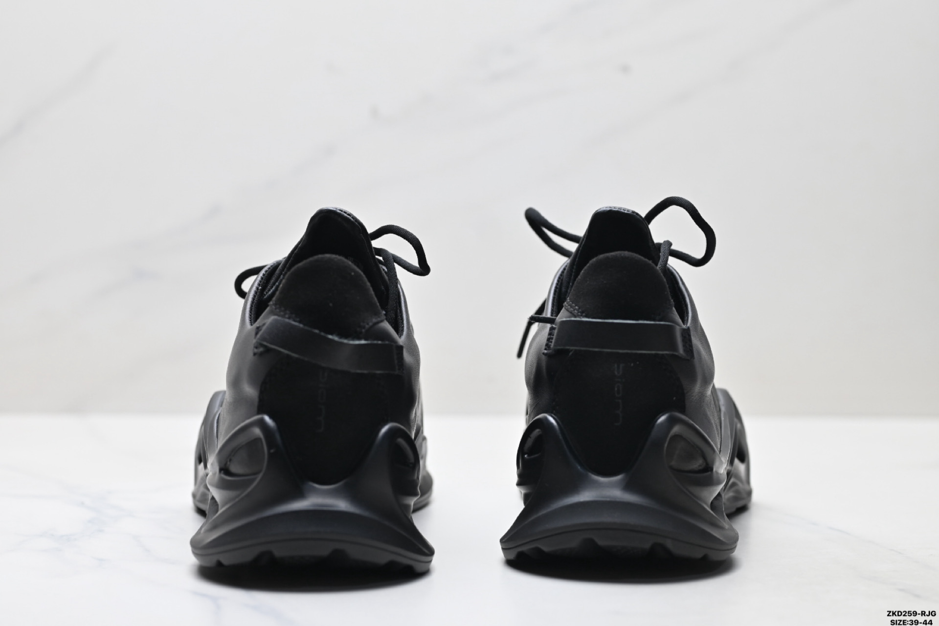 280 Ecco爱步 BIOM INFINITE系列 牛皮 圆头厚底系带 低帮 徒步鞋 825634-010