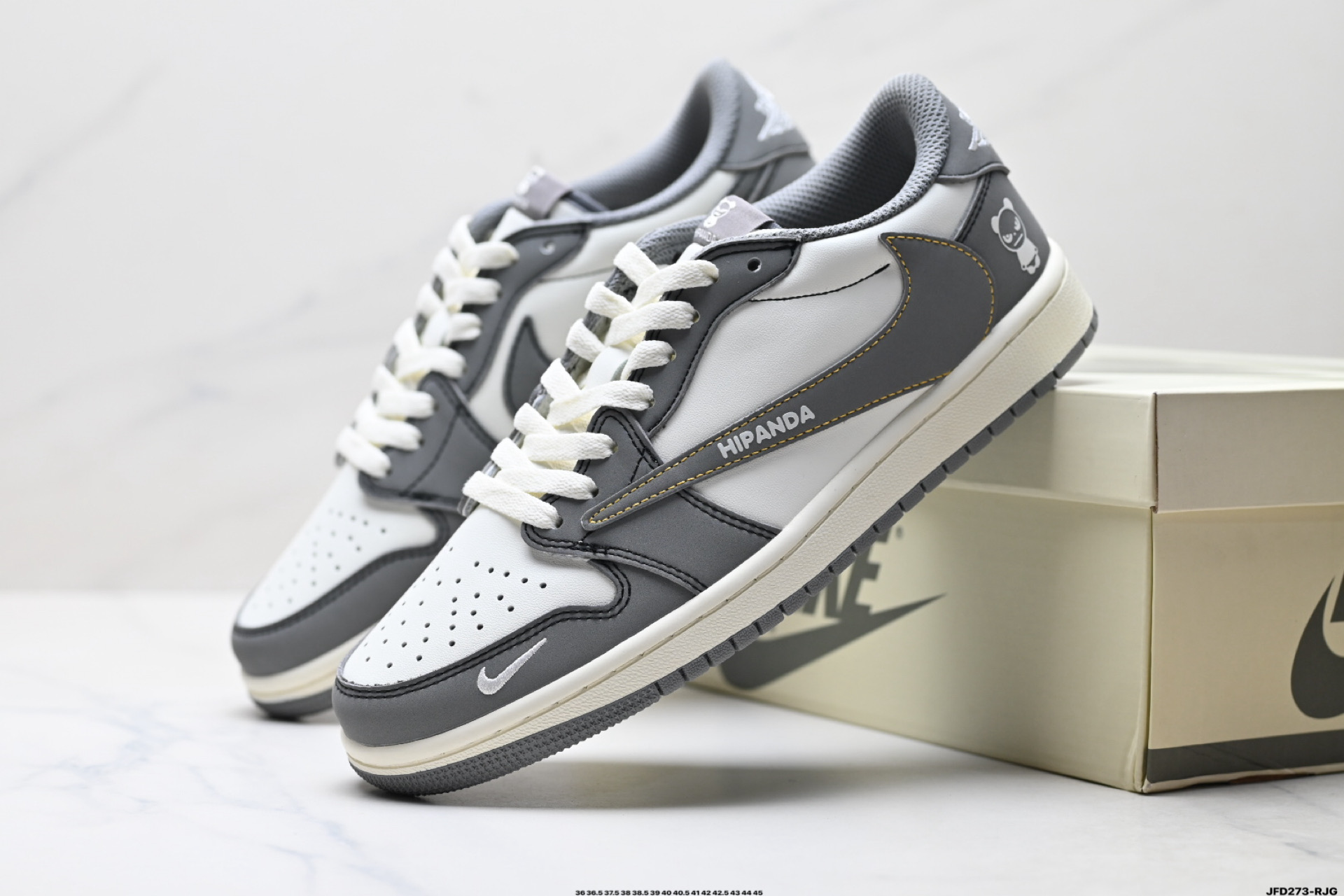 🈴特价‼️💰190
公司级✅Nike Air Jordan 1 x Travis Scott AJ1倒勾 乔一倒钩 ‘DIY’定制 耐克 低帮文化篮球鞋 
完美品质出货 细节如图所示  鞋面切割工整  冲孔整齐干净 中底拉帮线 整体清洁度非常好
货号:XD1568-101
尺码:36 36.5 37.5 38 38.5 39 40 40.5 41 42 42.5 43 44 45
ID:JFD273-RJG