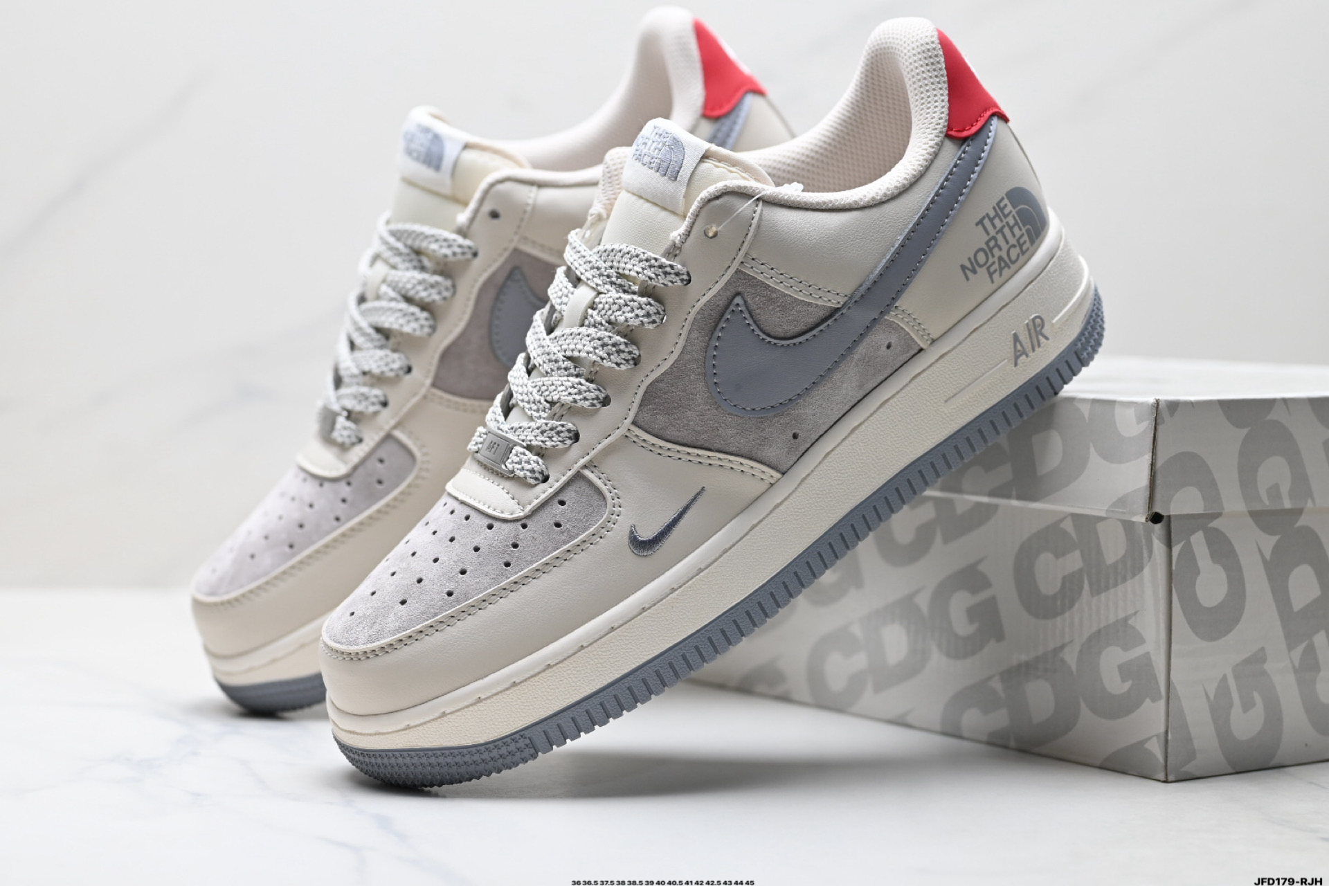 Nike Air Force 1 '07: Estilo icónico con un toque moderno y cómodo 9 i1758036896938 892 0 7