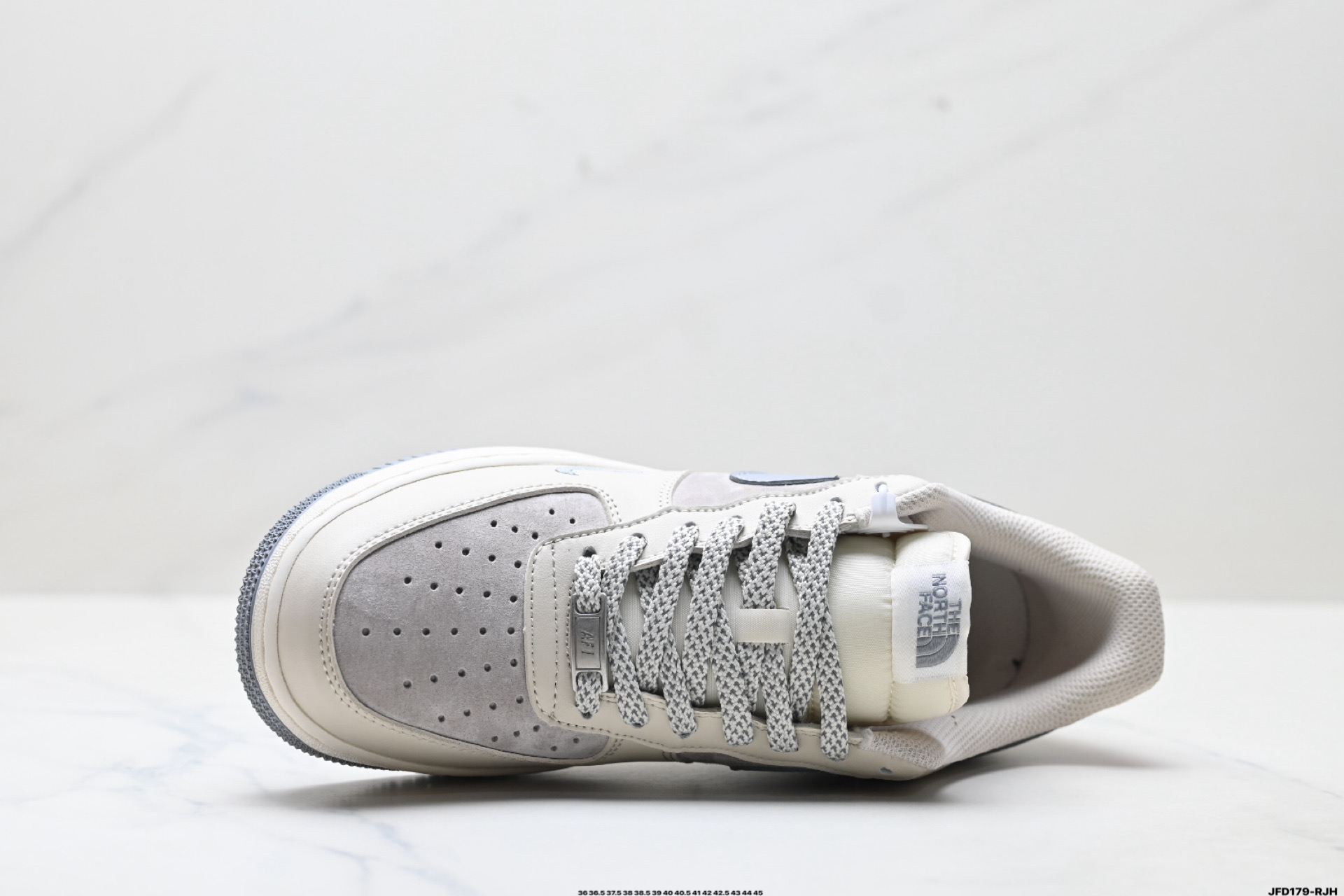 Nike Air Force 1 '07: Estilo icónico con un toque moderno y cómodo 3 i1758036896944 2218 0 1