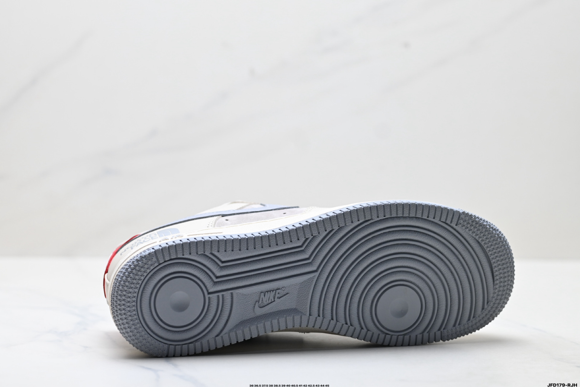 Nike Air Force 1 '07: Estilo icónico con un toque moderno y cómodo 10 i1758036897823 282 0 8