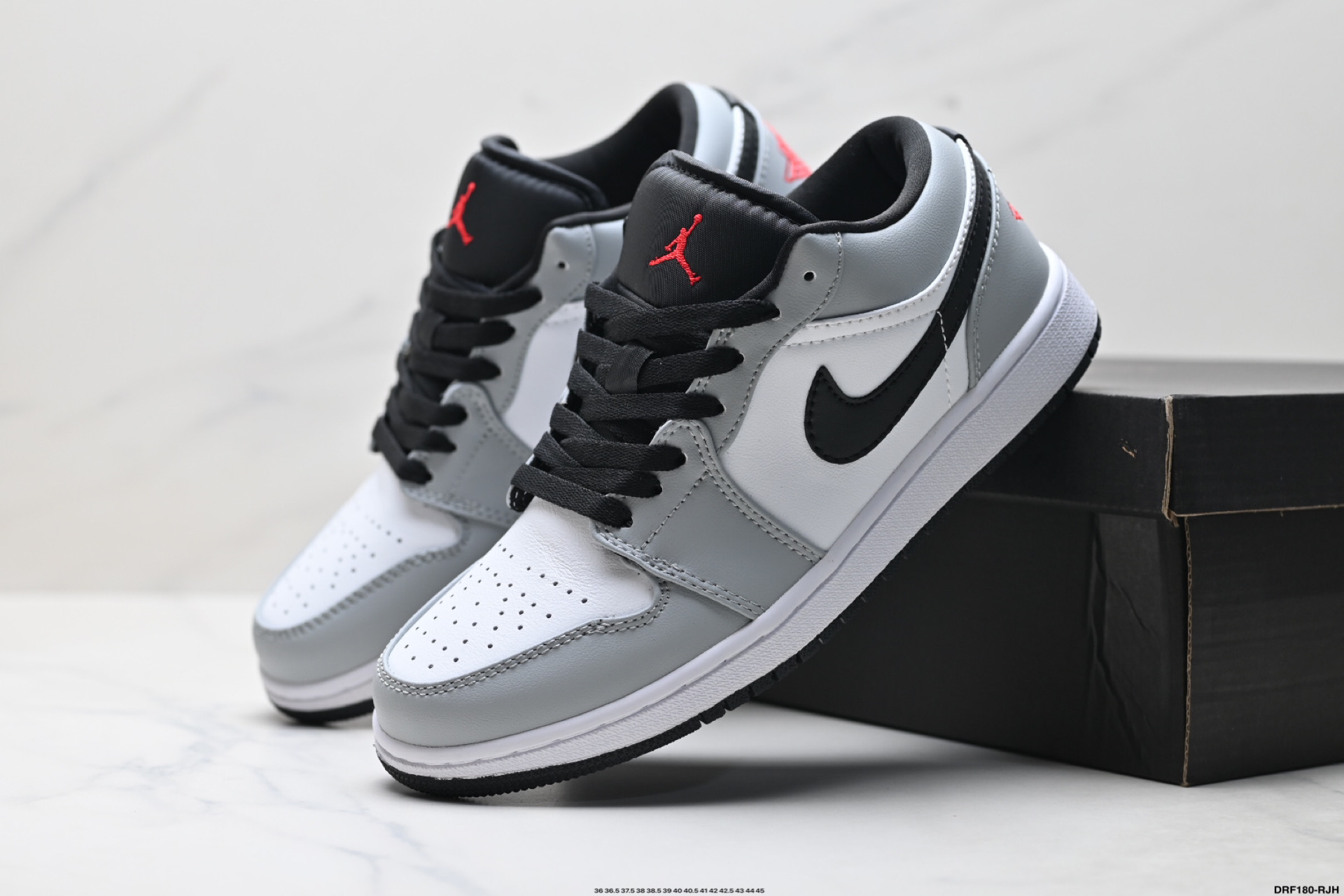 💰155
真标✅Nike Air Jordan 1 Low
AJ1乔1低帮休闲板鞋 同步官方配色 
官方货号:553558-116
尺码:36 36.5 37.5 38 38.5 39 40 40.5 41 42 42.5 43 44 45
ID:DRF180-RJH