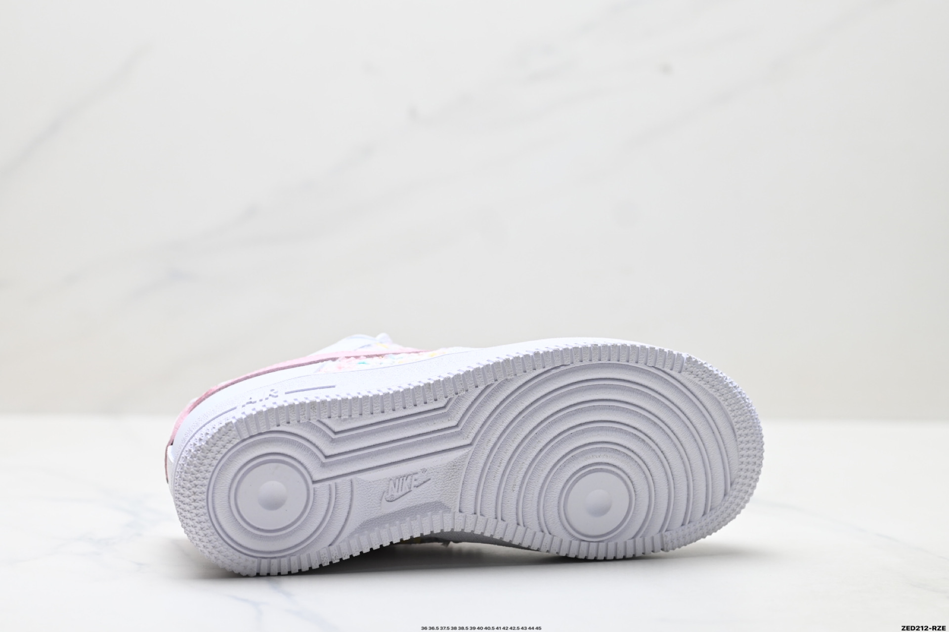 NIKE AIR FORCE 1‘07 ZH0316-095