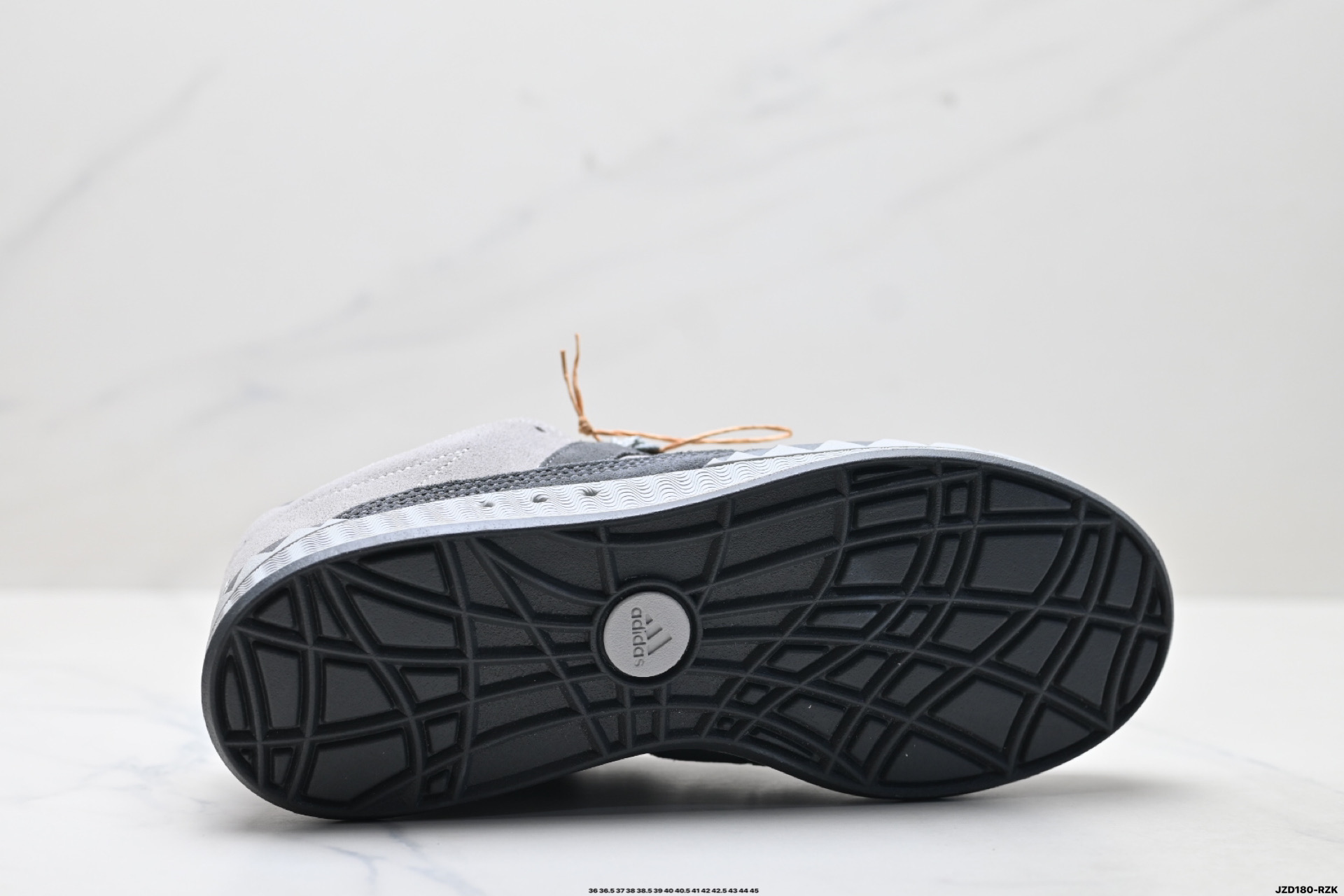 150 Adidas Adimatic Low 马蒂奇系列低帮 复古鲨鱼面包鞋运动休闲滑板板鞋 KI8885