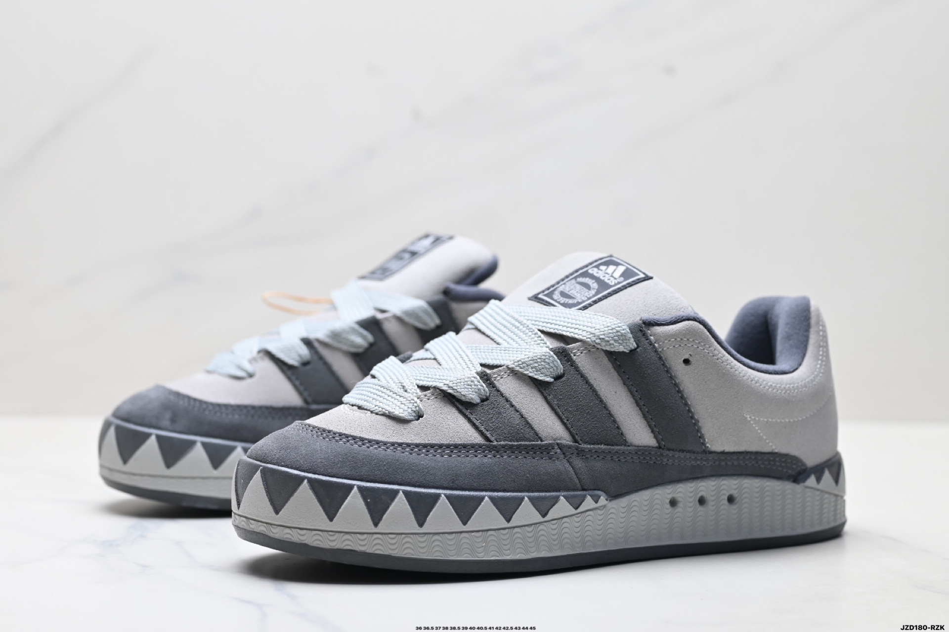 150 Adidas Adimatic Low 马蒂奇系列低帮 复古鲨鱼面包鞋运动休闲滑板板鞋 KI8885