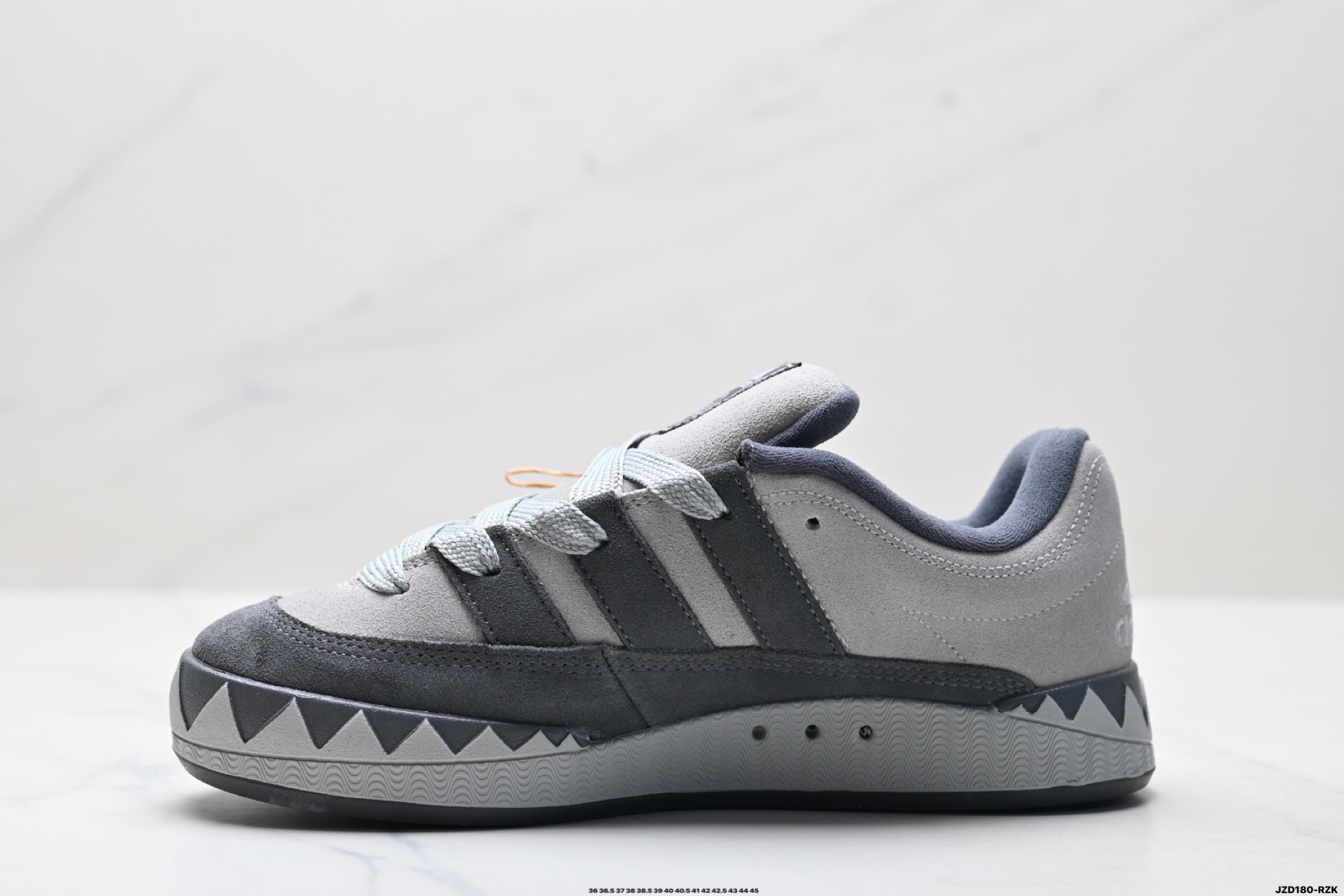 150 Adidas Adimatic Low 马蒂奇系列低帮 复古鲨鱼面包鞋运动休闲滑板板鞋 KI8885