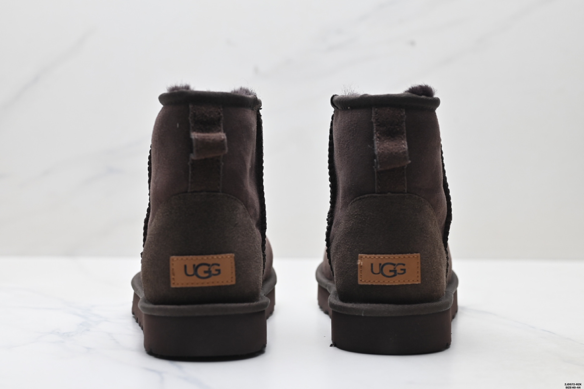 UGG Classic Mini II Botas de Invierno de Gamuza para Hombre - Calidez y Confort 7 i1758643882714 7754 0 5