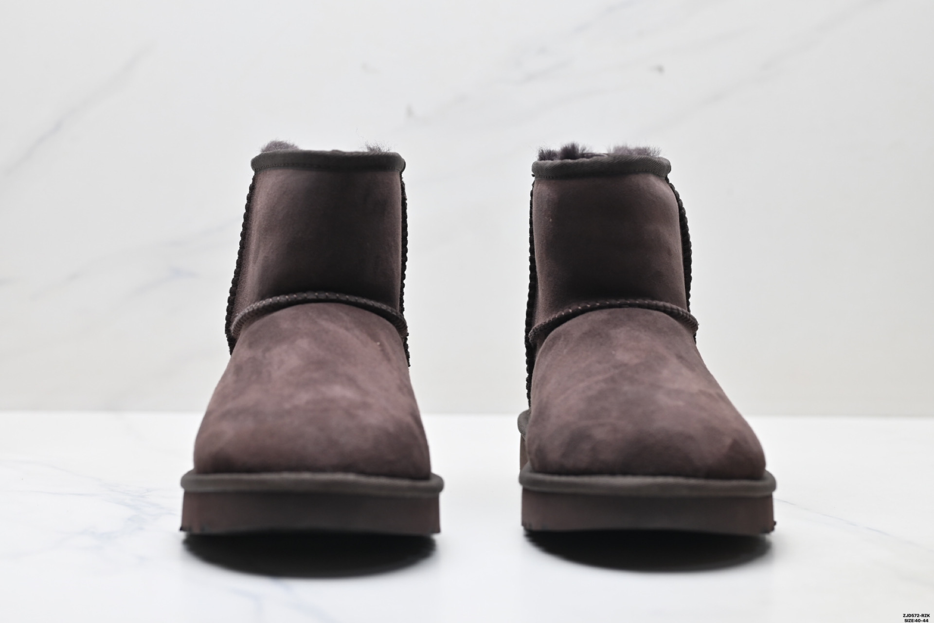 UGG Classic Mini II Botas de Invierno de Gamuza para Hombre - Calidez y Confort 8 i1758643882715 3790 0 6