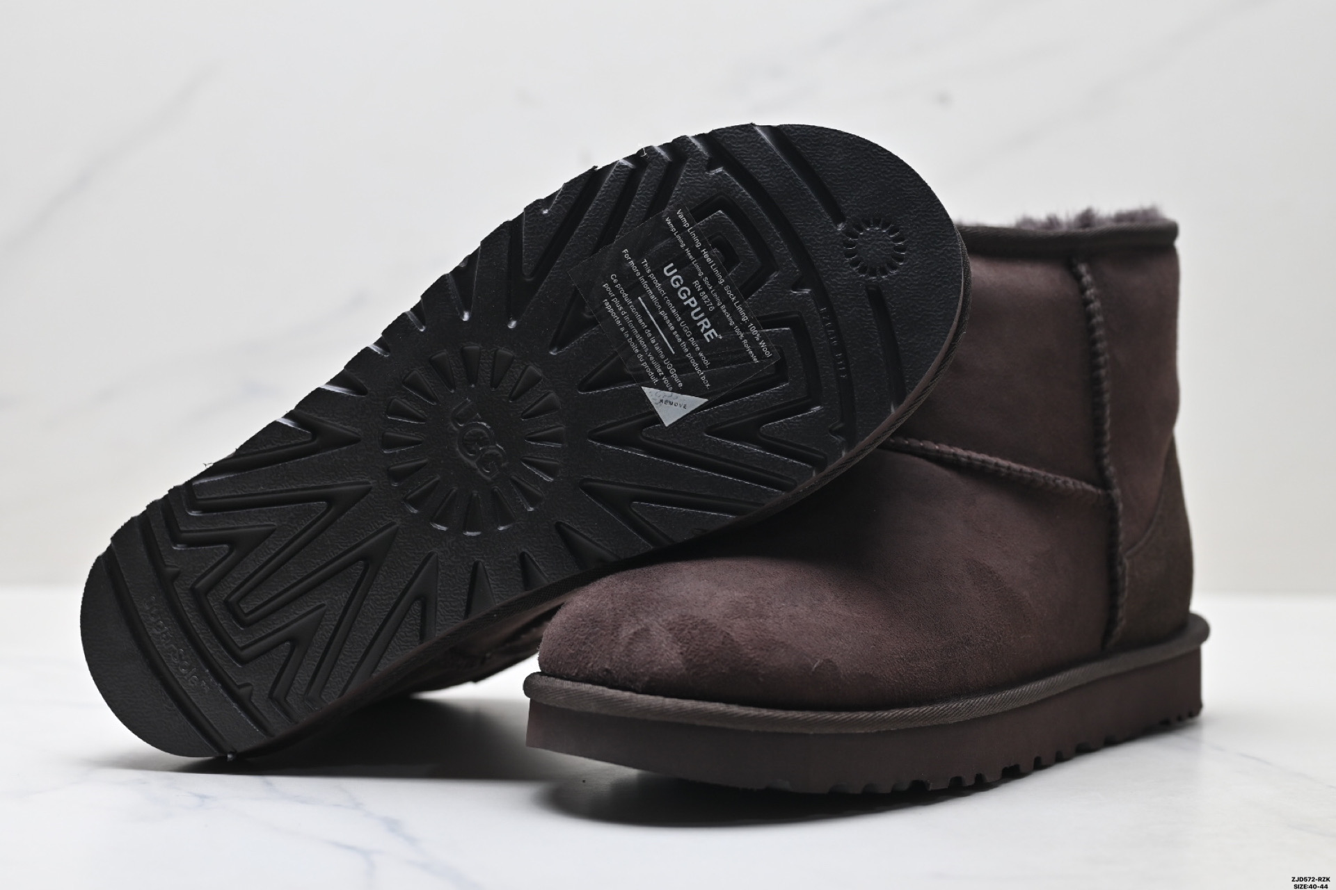 UGG Classic Mini II Botas de Invierno de Gamuza para Hombre - Calidez y Confort 9 i1758643882715 539 0 7