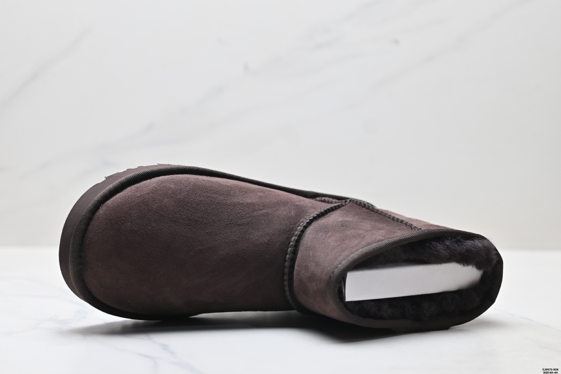 UGG Classic Mini II Botas de Invierno de Gamuza para Hombre - Calidez y Confort 3 i1758643882716 5262 0 1