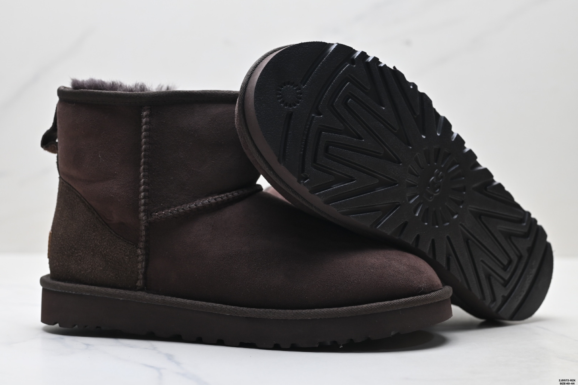 UGG Classic Mini II Botas de Invierno de Gamuza para Hombre - Calidez y Confort 6 i1758643883003 9839 0 4