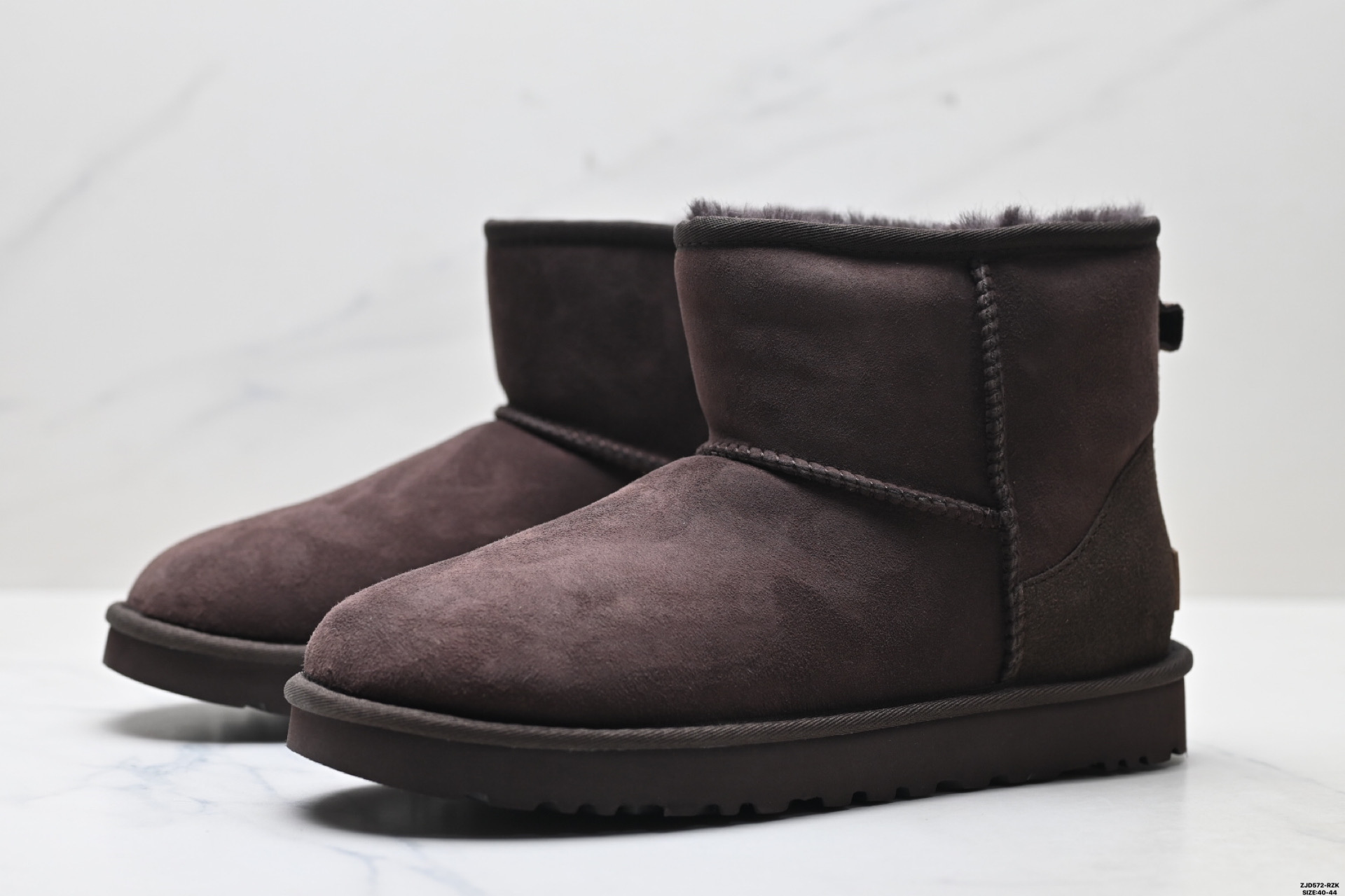 UGG Classic Mini II Botas de Invierno de Gamuza para Hombre - Calidez y Confort 5 i1758643883005 5923 0 3