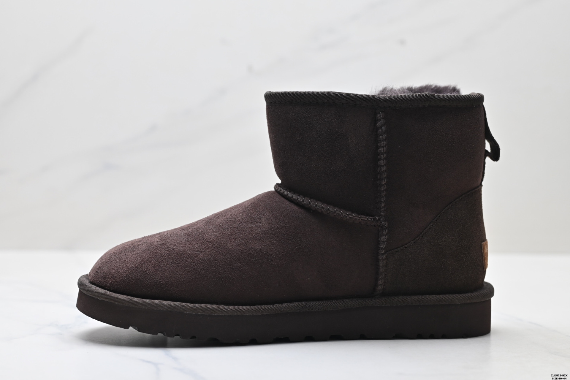UGG Classic Mini II Botas de Invierno de Gamuza para Hombre - Calidez y Confort 4 i1758643883006 3781 0 2