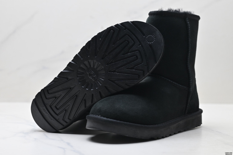 מגפי UGG Classic Short II מסוודת לחום ובידוד מעוצבות 1 מגפי UGG Classic Short II מסוודת לחום ובידוד מעוצבות