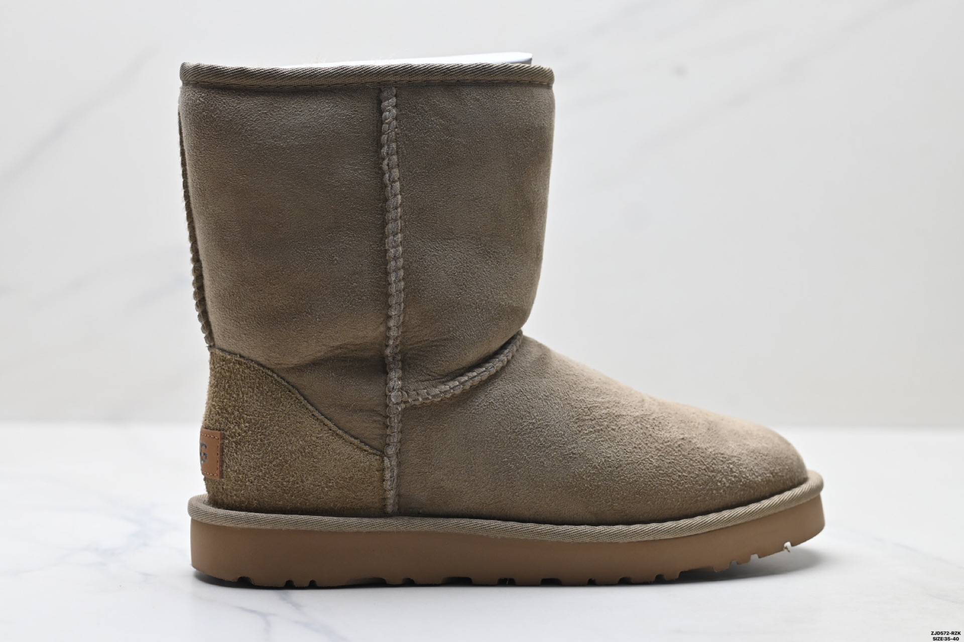 UGG Classic Short II Botas de Nieve de Ante para Mujer - Calidez y Estilo 5 i1758644068544 9073 0 0