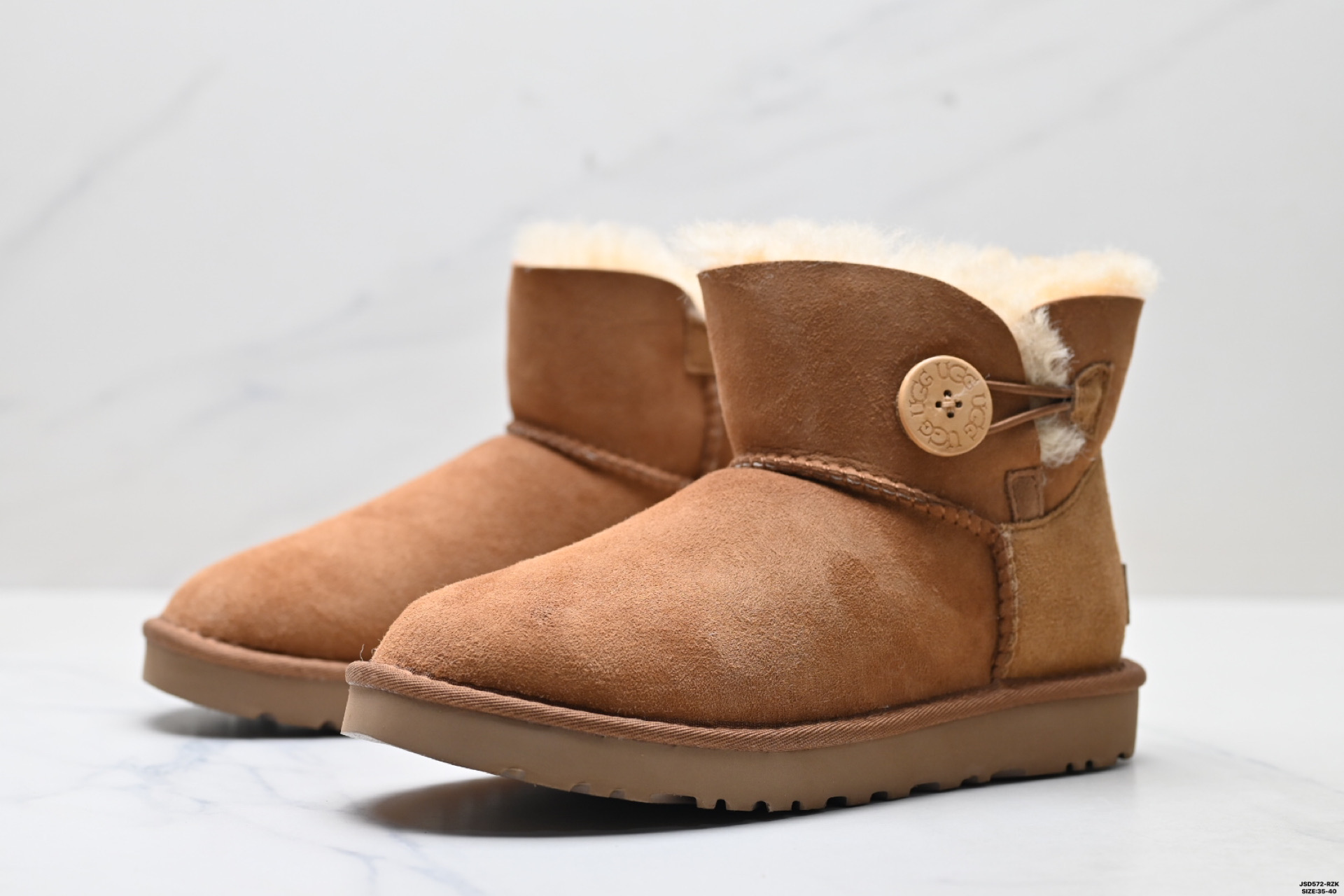 UGG Mini Bailey Button II Botas Cortas de Invierno para Mujer 5 i1758644168969 947 0 3