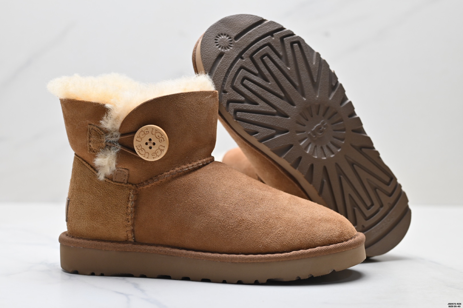 UGG Mini Bailey Button II Botas Cortas de Invierno para Mujer 6 i1758644168971 237 0 4