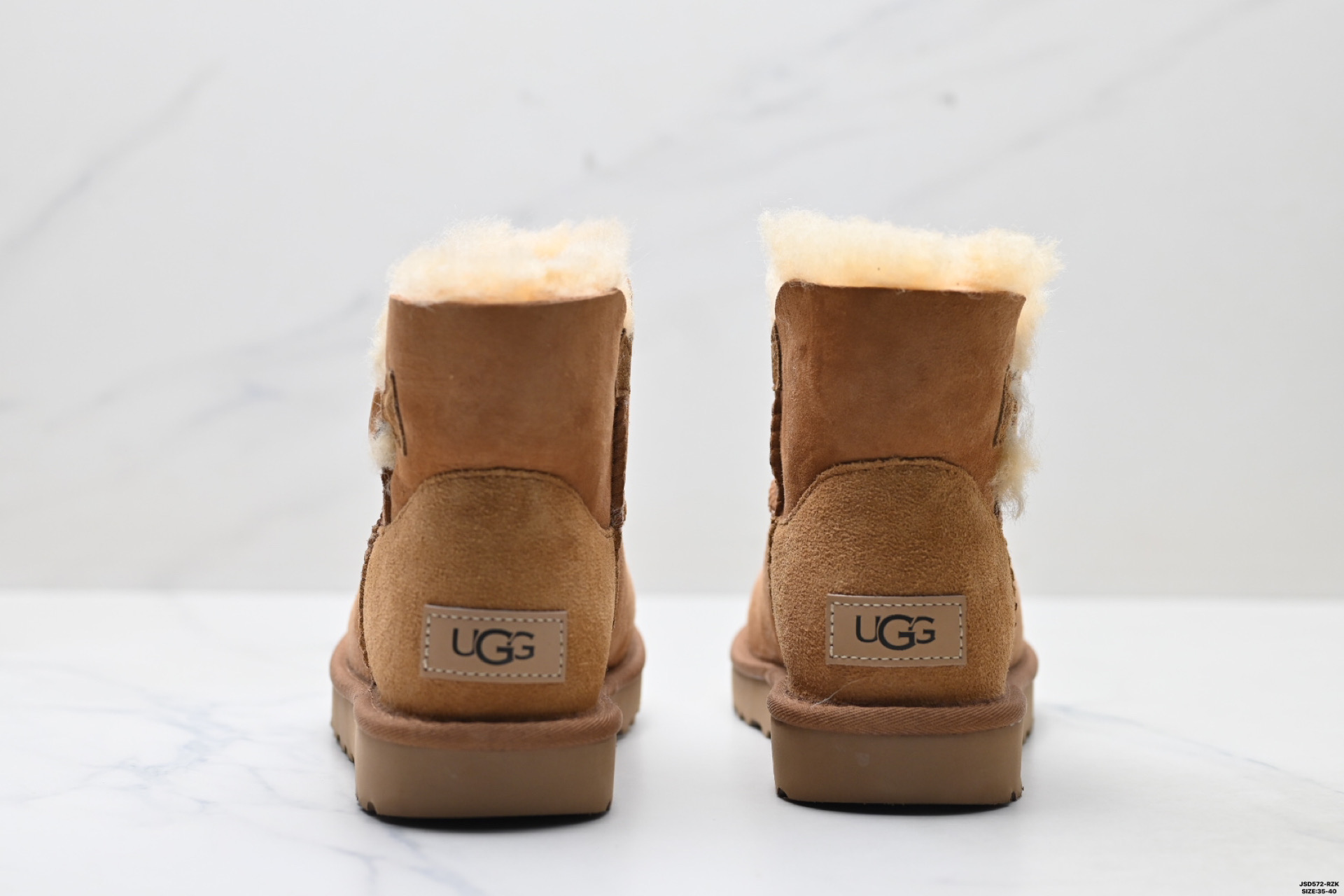 UGG Mini Bailey Button II Botas Cortas de Invierno para Mujer 7 i1758644170039 3948 0 5