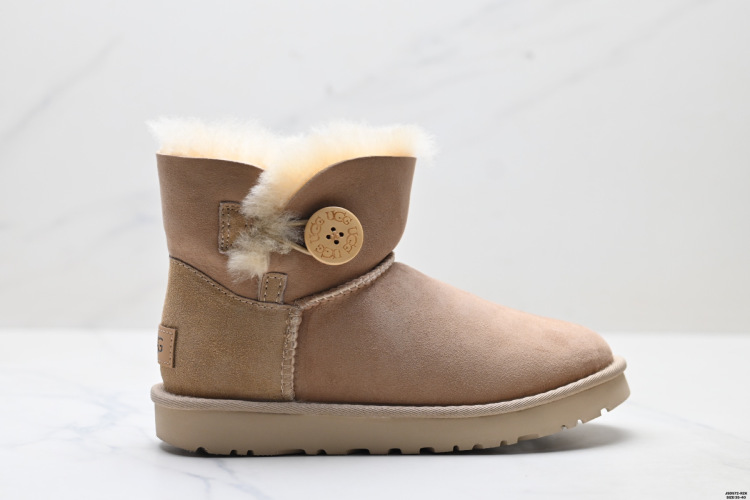 UGG Mini Bailey Button II מגפי שלג לנשים - חמימות, נוחות וסגנון לחורף 1 UGG Mini Bailey Button II מגפי שלג לנשים – חמימות, נוחות וסגנון לחורף