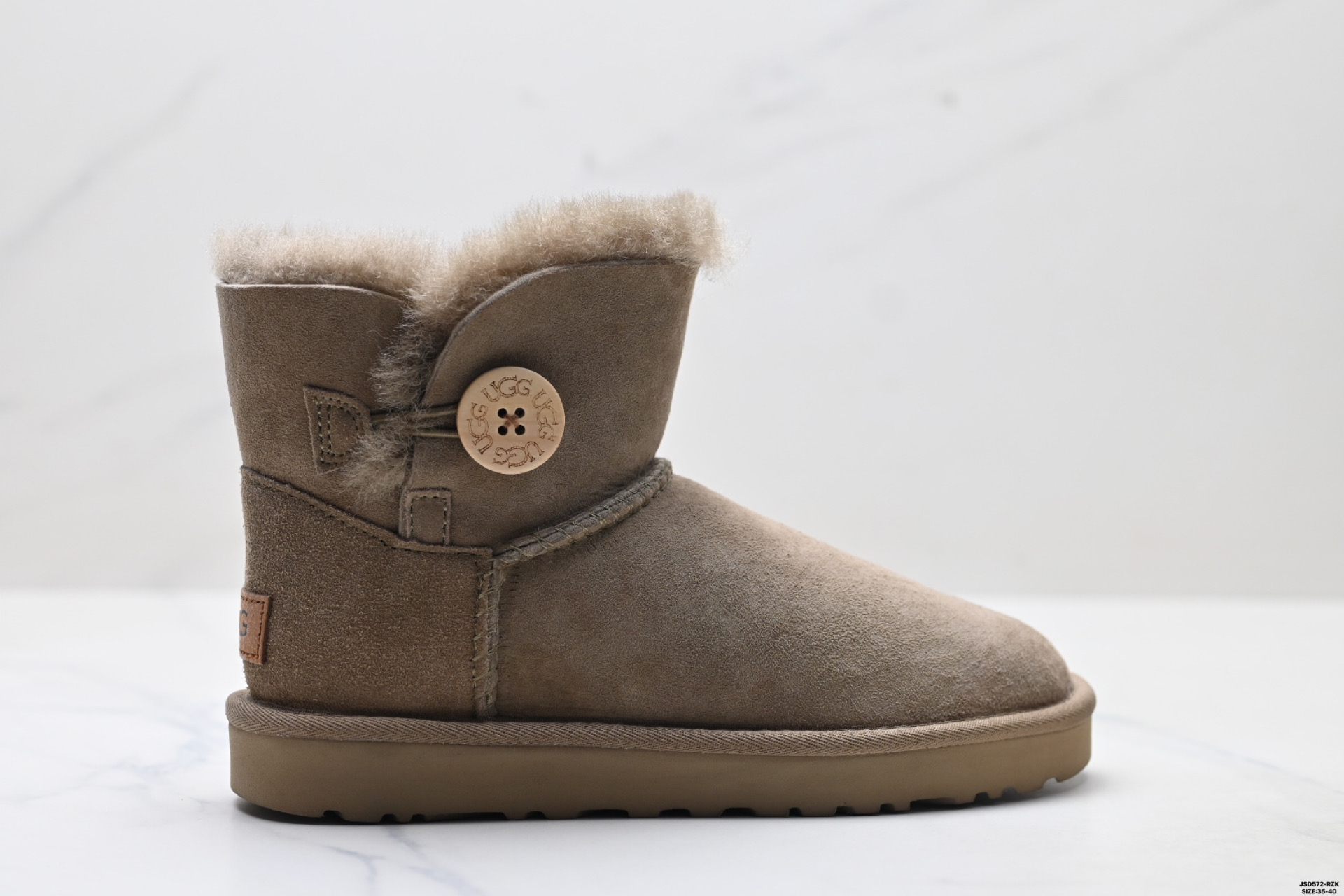 UGG Mini Bailey Button II Botas Cortas de Invierno para Mujer 5 i1758644263845 2948 0 0
