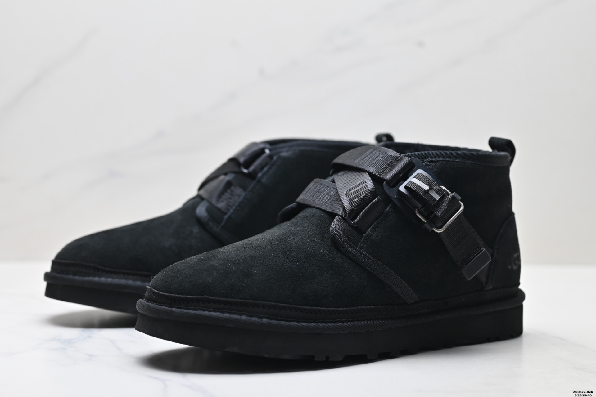 UGG Botas de Nieve de Gamuza Negra con Hebilla Ajustable para Mujer 5 i1758644367593 7053 0 3