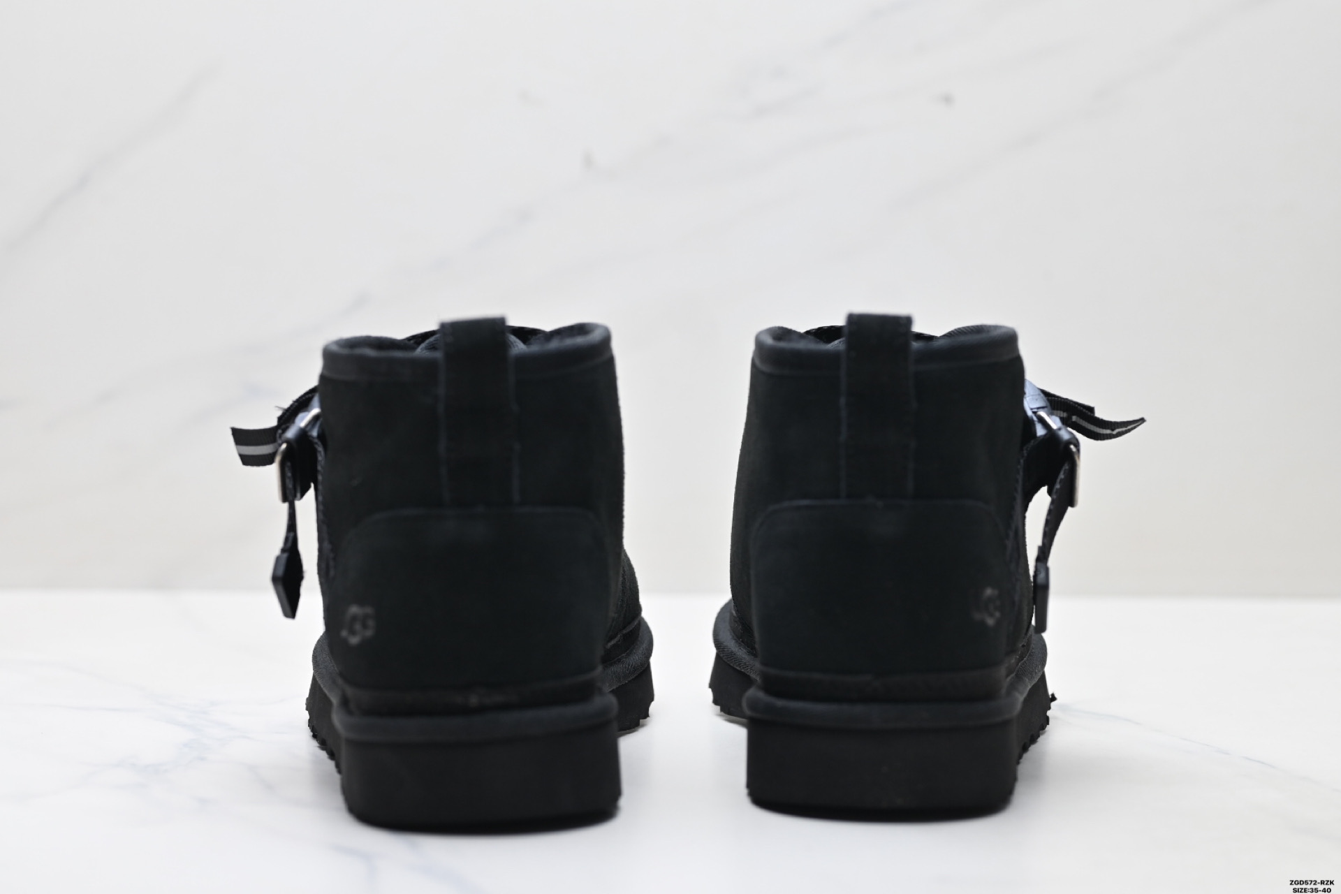 UGG Botas de Nieve de Gamuza Negra con Hebilla Ajustable para Mujer 7 i1758644367593 7609 0 5