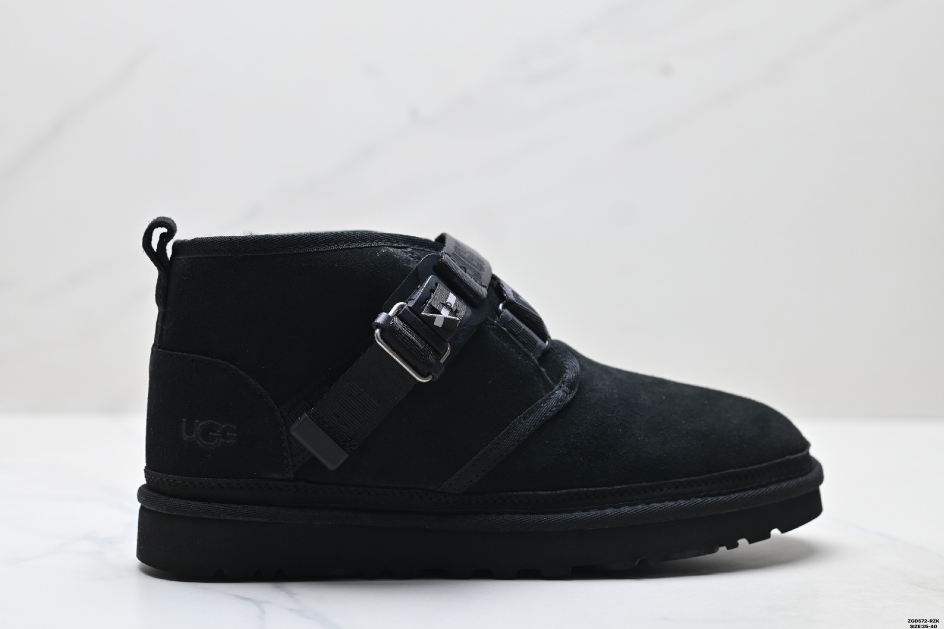 UGG Botas de Nieve de Gamuza Negra con Hebilla Ajustable para Mujer