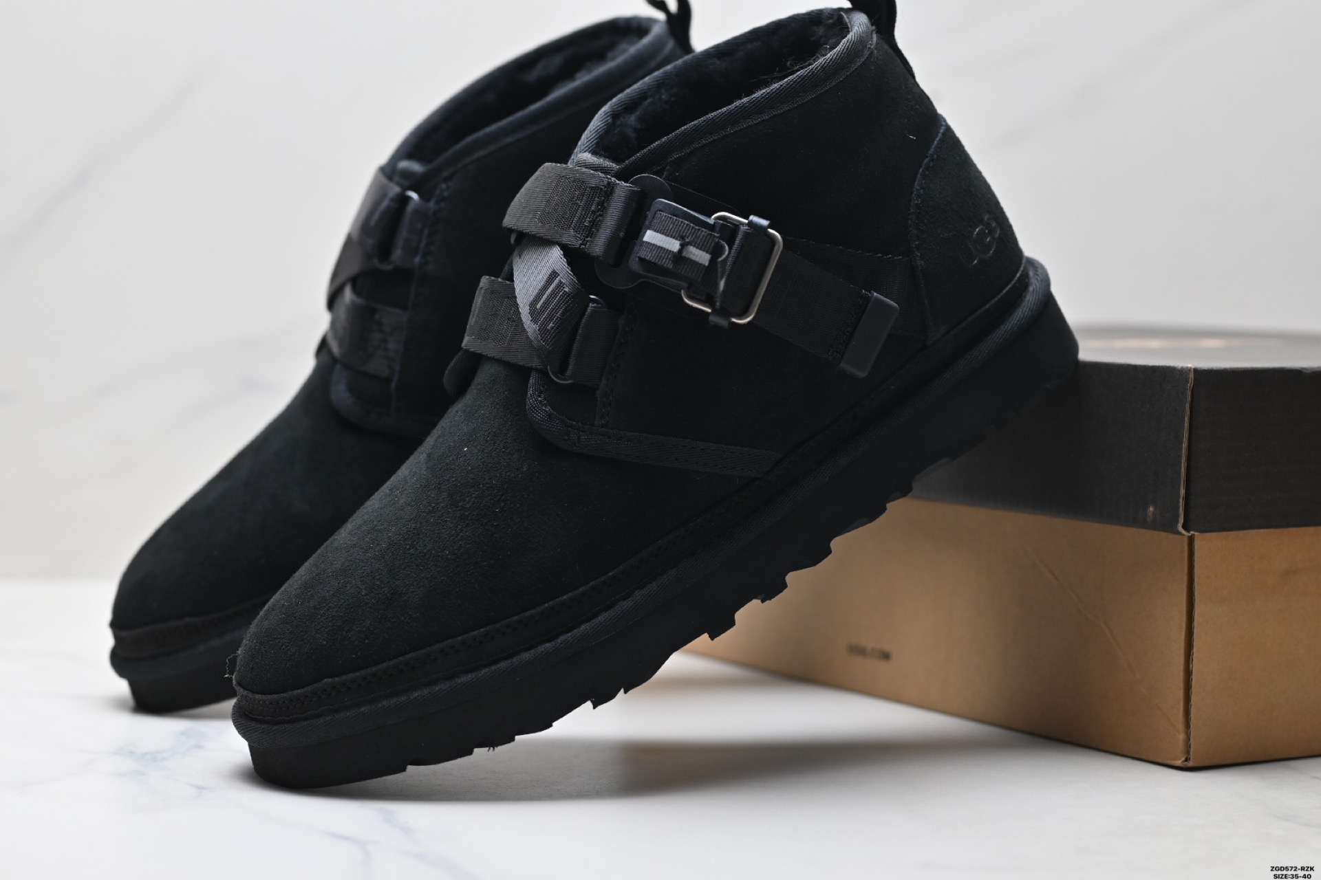 UGG Botas de Nieve de Gamuza Negra con Hebilla Ajustable para Mujer 9 i1758644368306 3641 0 7